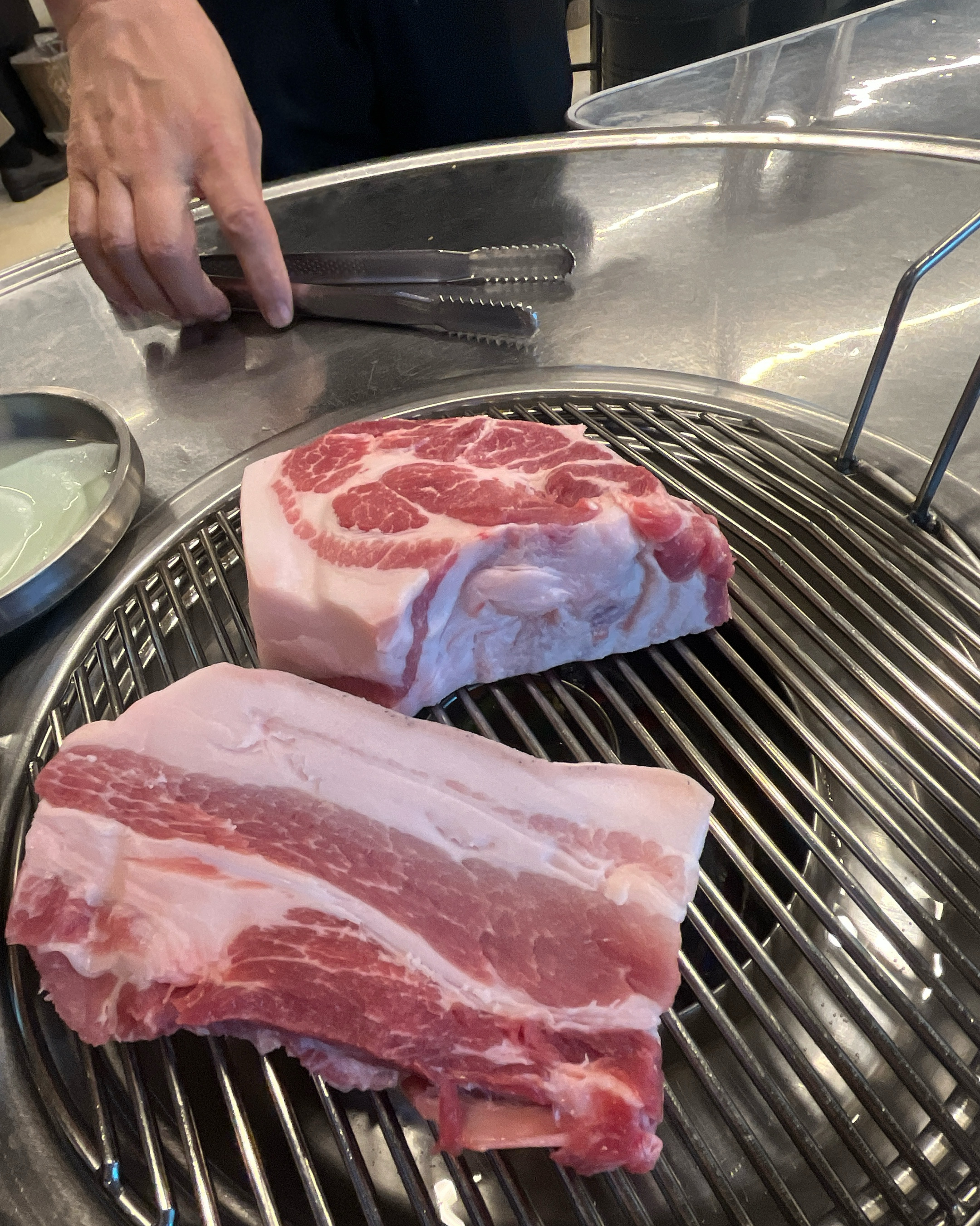 천호에 구워주는 고기집 찾다보니 제주 흑돼지 전문점이 있어서 방문했는데, 직원분들이 너무
