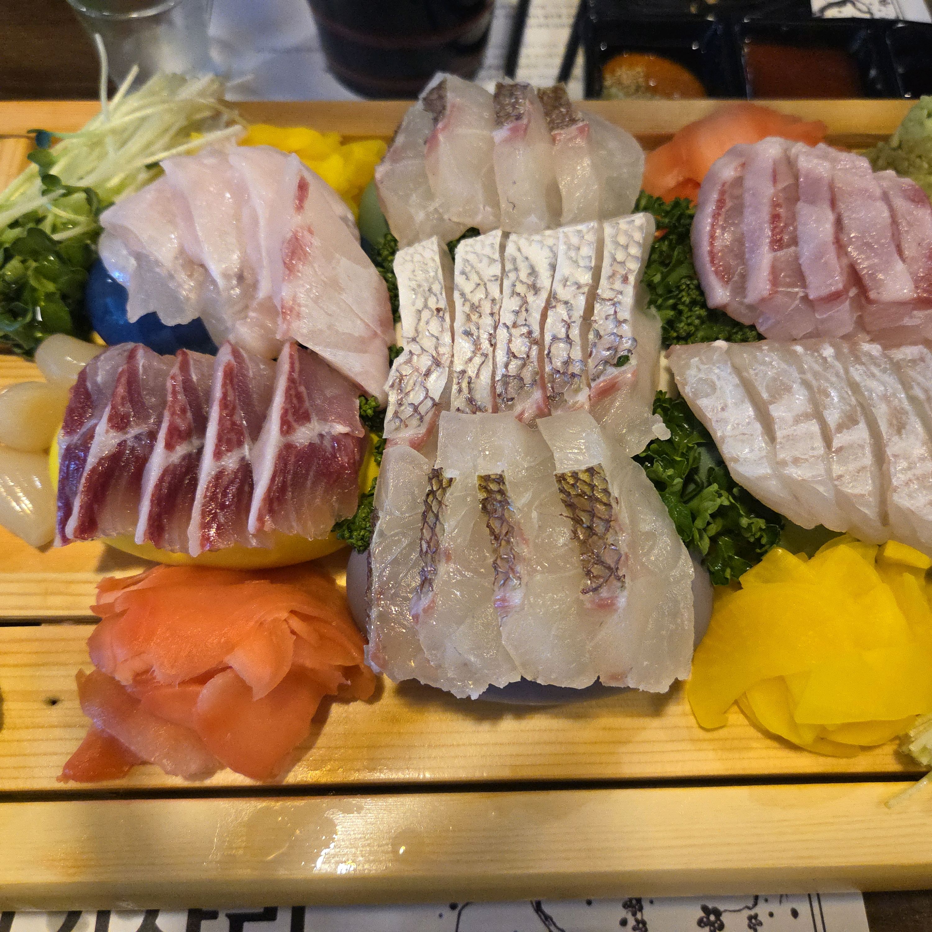 구로디지털단지 맛집에 처음방문 했는데 가성비도 좋고 맛있는 회를 실컷 먹을 수 있었습니다.