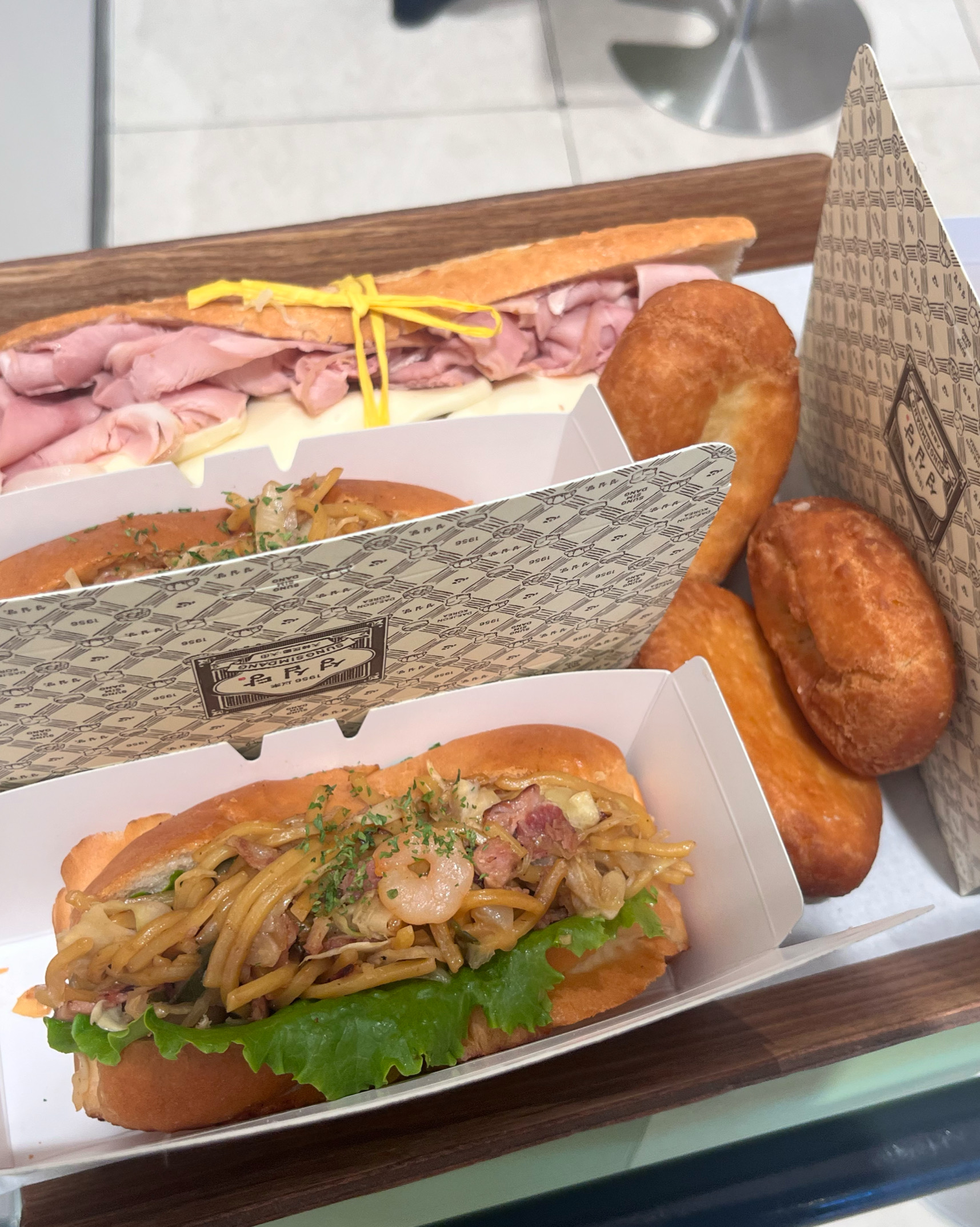 드디어 딸기 설기 먹어봤음 역시 맛있음 ㅠ 샌드위치도 완전 굿굿 - 대전 맛집 성심당 롯데백화점 대전점