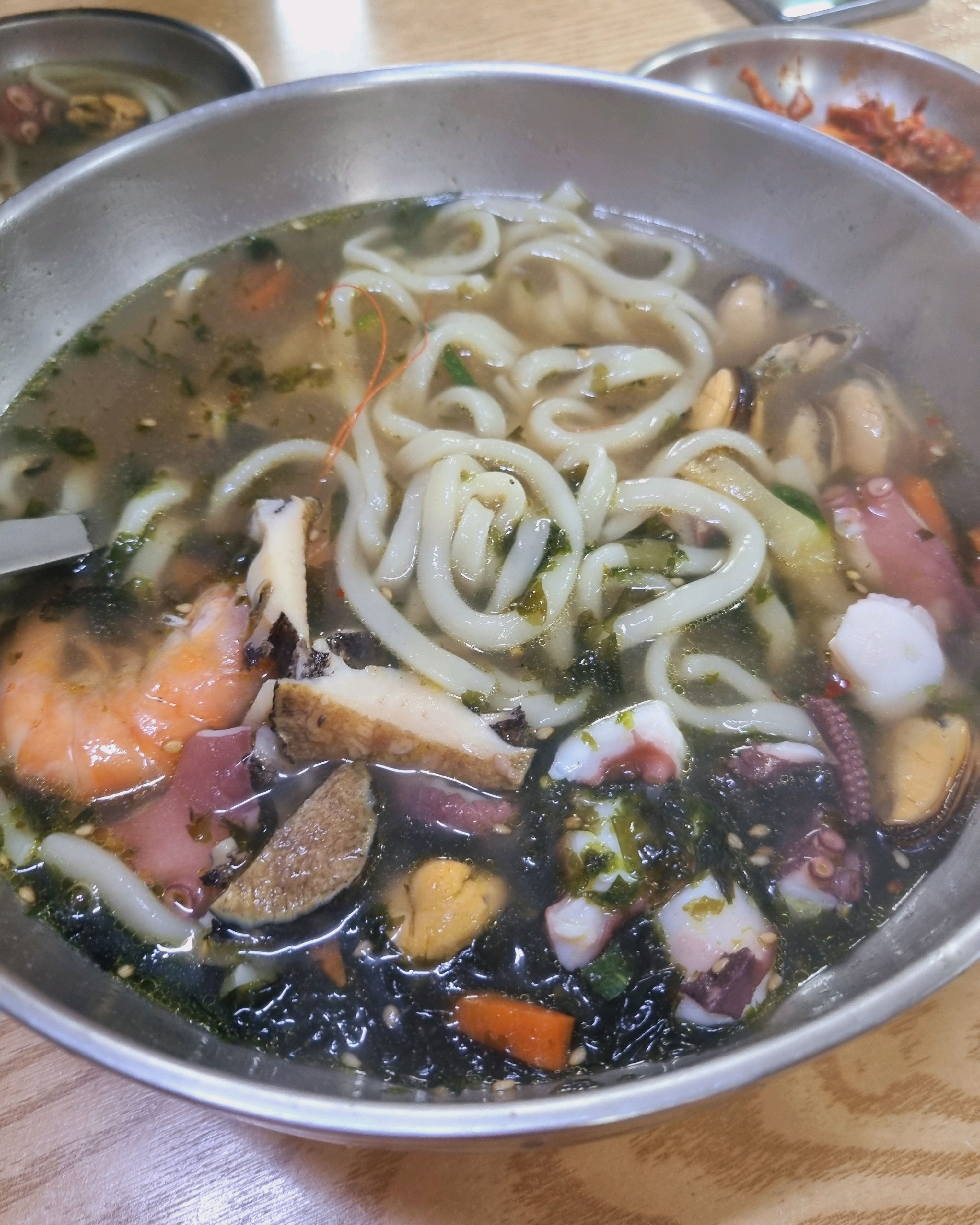 시원한 해물칼국수랑 보말죽, 보말칼국수 전부 맛있어요. 점심시간 살짝 지나서 가니까 웨이팅