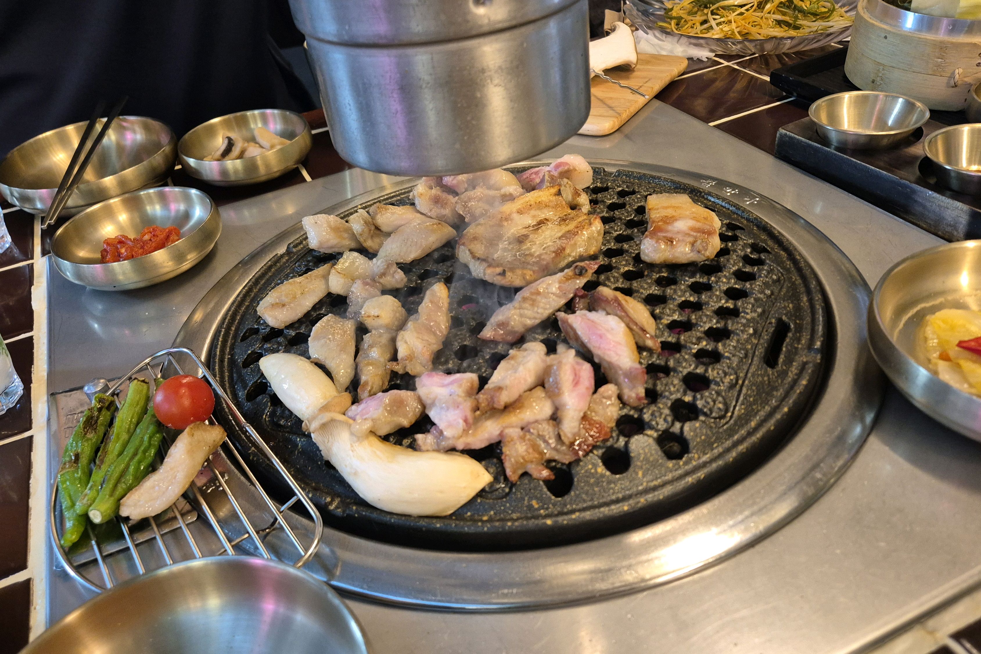 밖에서보면 연기가 엄청많이나와서 얼마나 맛있길래 고기가 쉼없이 구워지나 궁금했는데, 가게