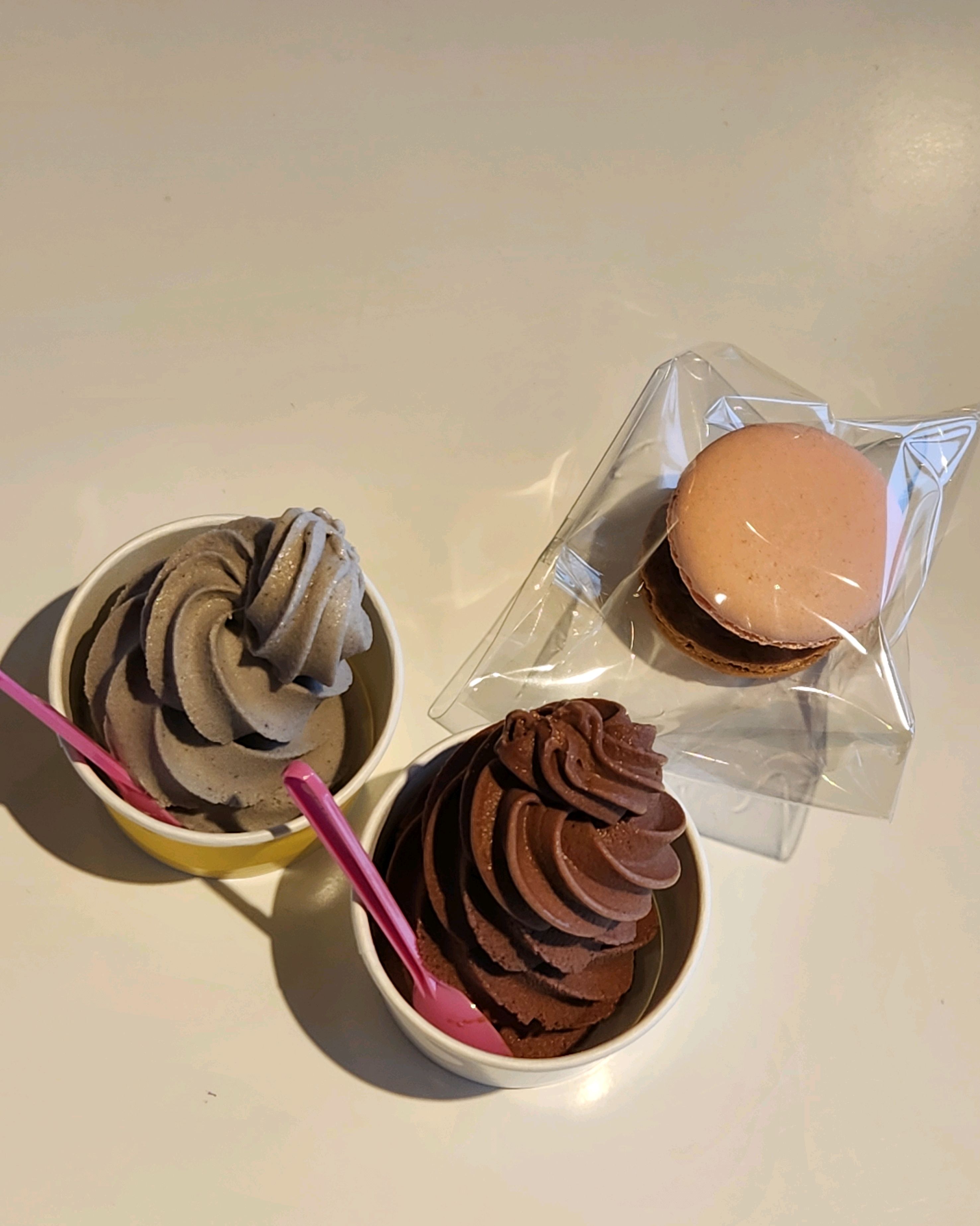 새콤달콤한 물회 먹고 바로 내려와서 커피&디저트로 입가심으로 하면 딱이에요! 쫀득쫀득 흑