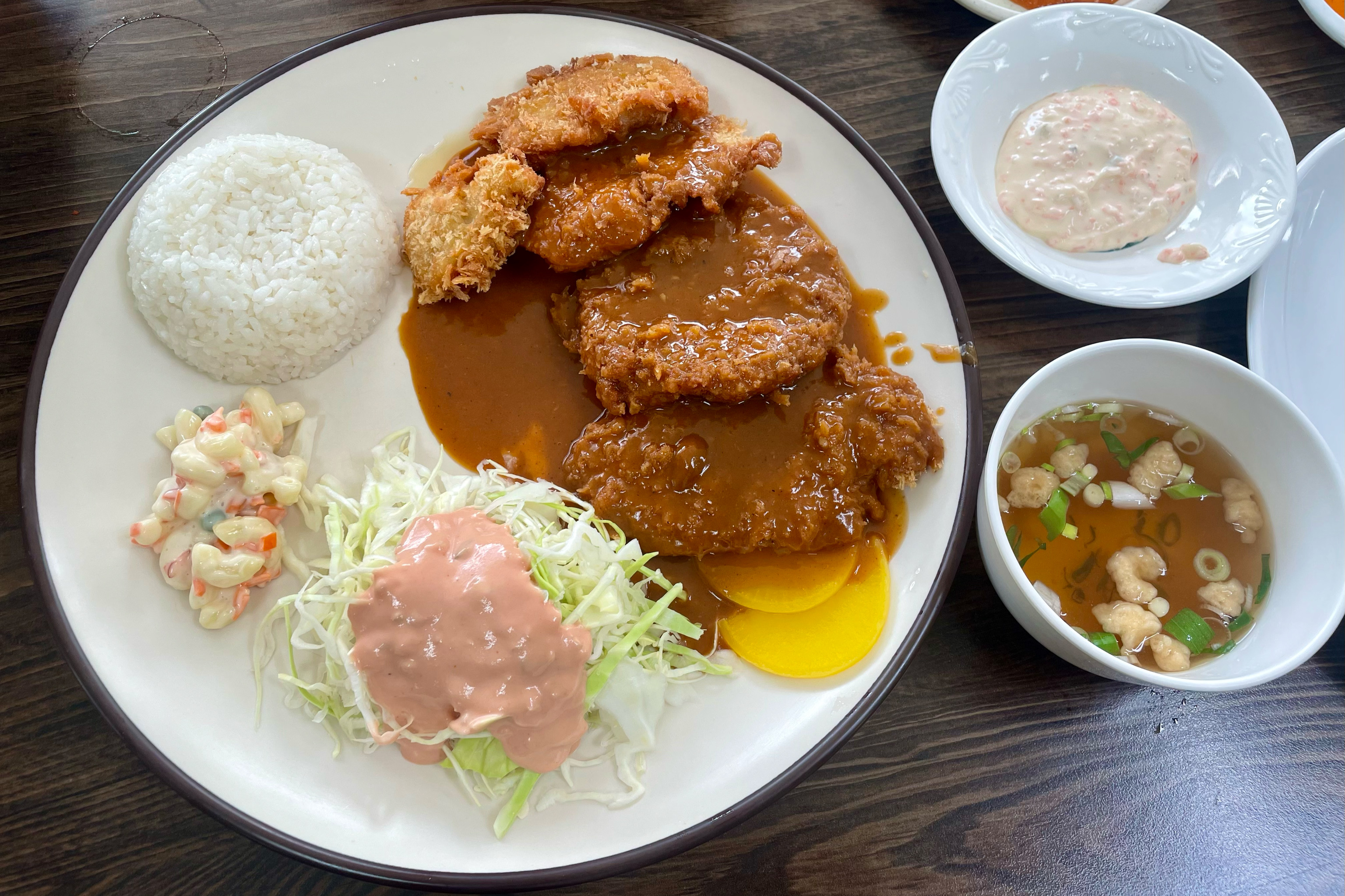 큰길에 있지만 가게 앞으로 주차2대 정도는 가능한 것 같아요!! - 송정 맛집 서울생돈까스
