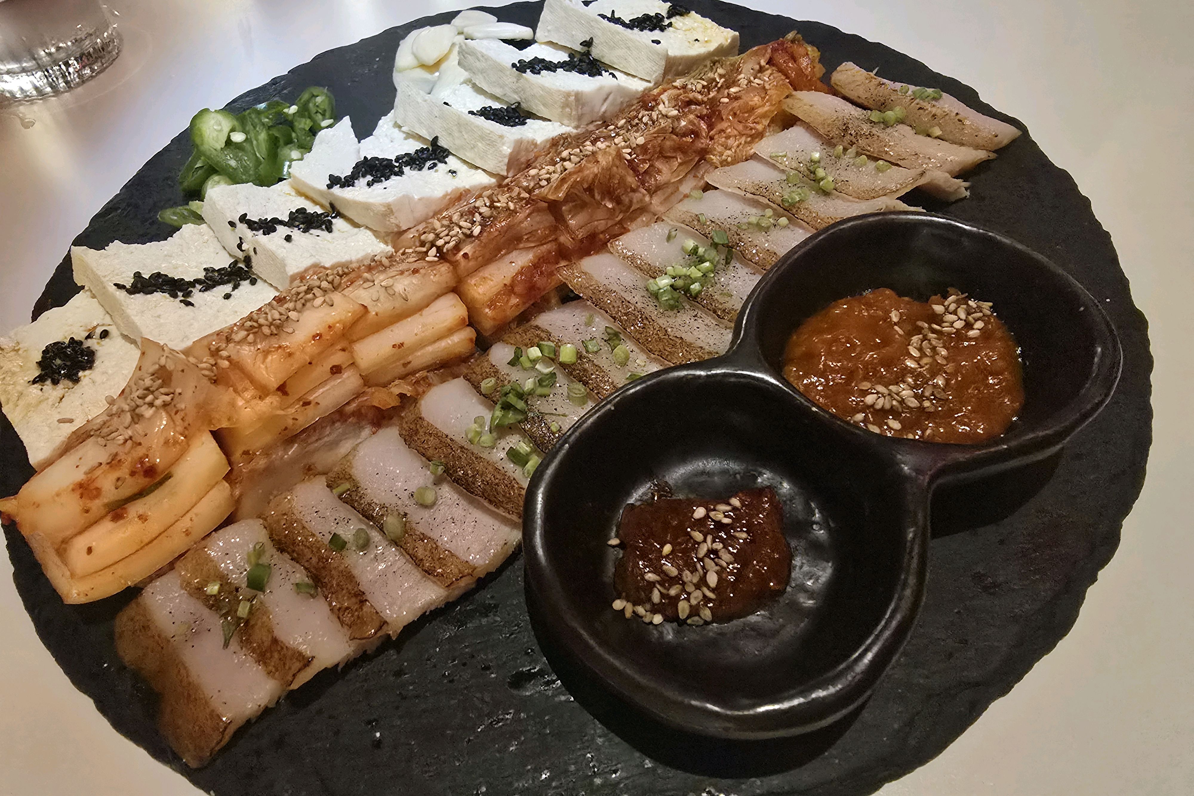 음 마싯게 먹었는데 너무 시끄러워서 뭔 얘기도 못하겠고 굳이 찾아가서 먹진않을듯 해요 그리