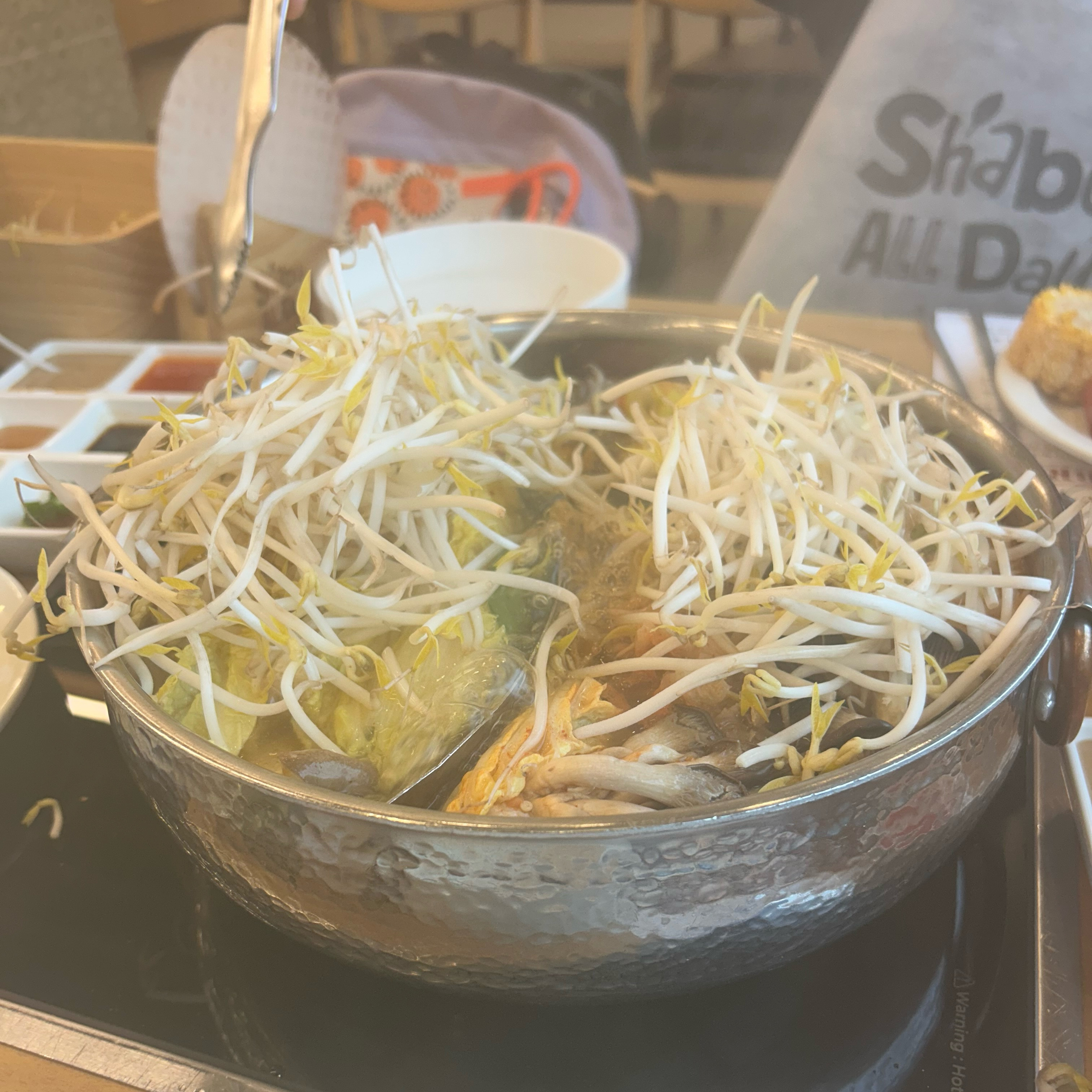 런치 다녀옴. 비 때문인지 웨이팅 없고 빈자리 많음. - 당산 맛집 샤브올데이 당산점