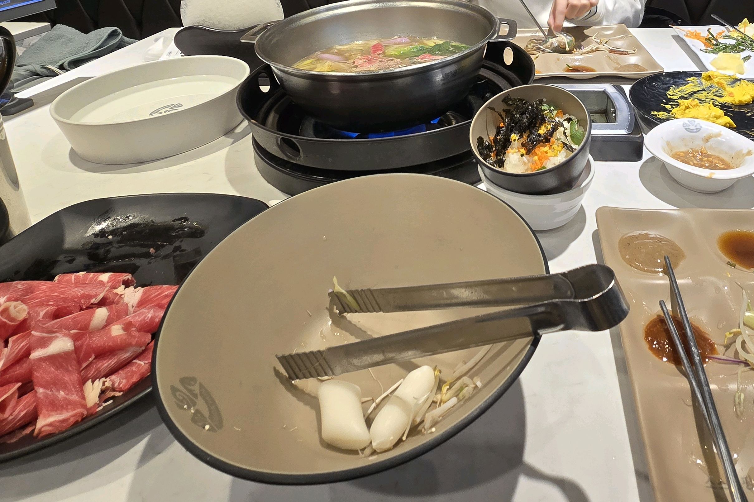 90분 동안 여유롭게 식사하면서 야채도 많이 먹을 수 있어 좋습니다. 다양한 소스와 재료가