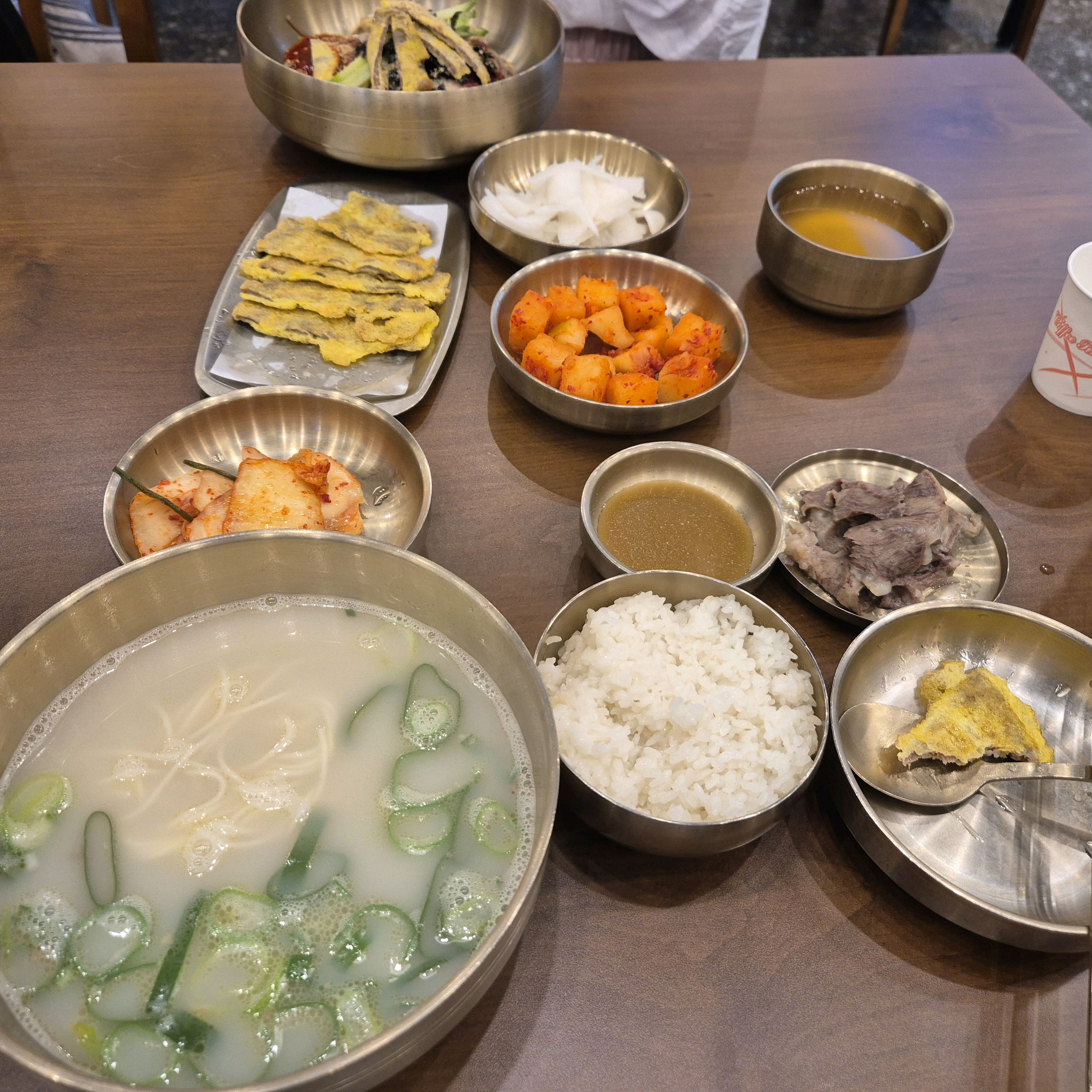 미소곰탕(고기 식히려고 따로 빼둠)하고 육전비빔막국수 시켰는데요. 너무맛있어요~! 또 오려