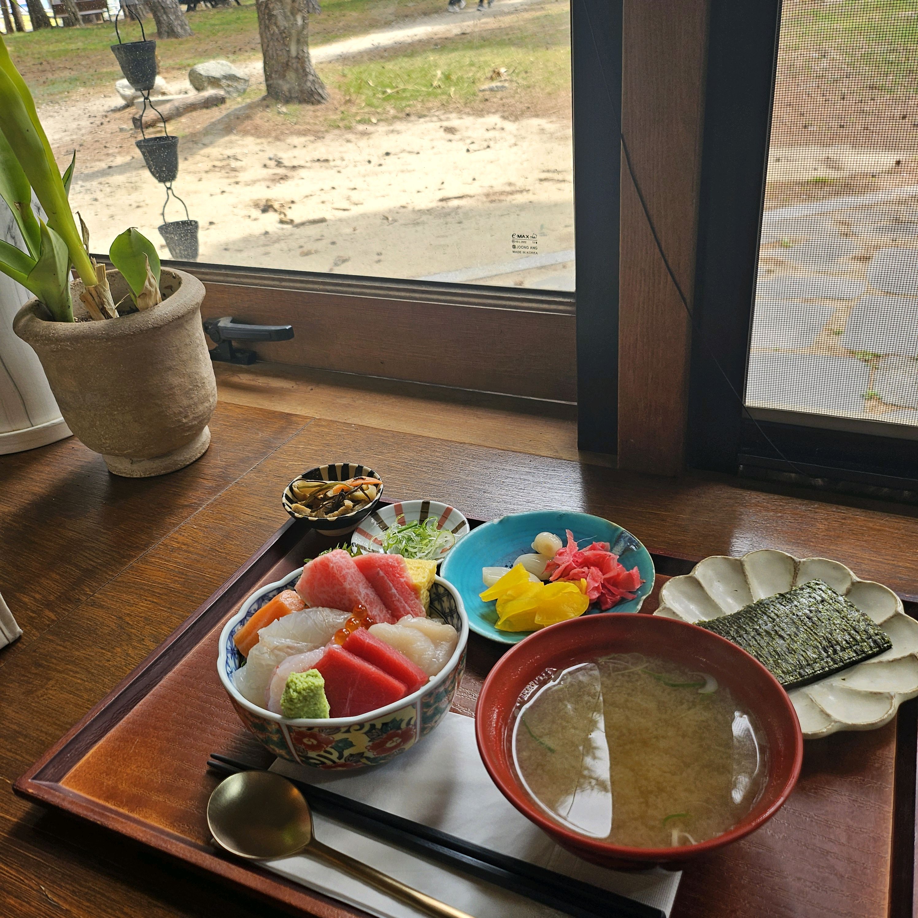 재료가 신선해요~ 회를 잘 못먹는데 여행루트 보면서 음식점 찾아보다가 꼭 한번 가보고 싶