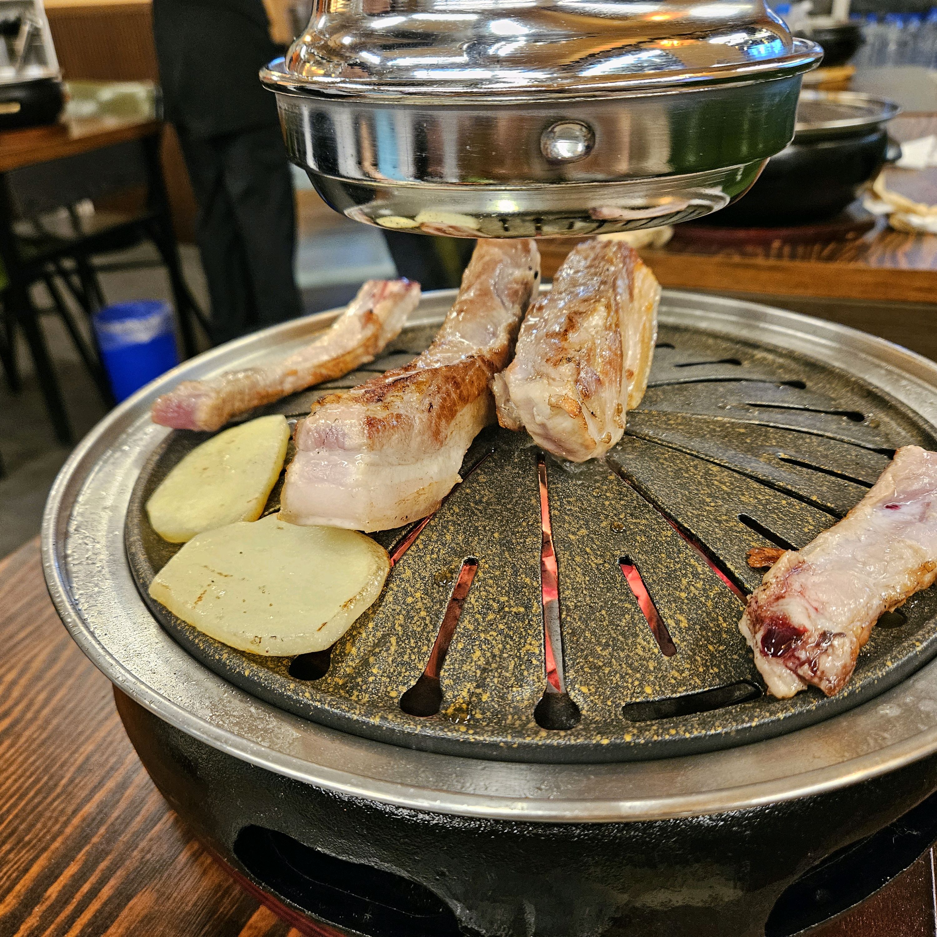 고기가 맛있고 직접구워주셔서 너무 먹기 편했습니다! 반찬들도 정갈했습니당! - 천호동 맛집 천호돈 천호본점
