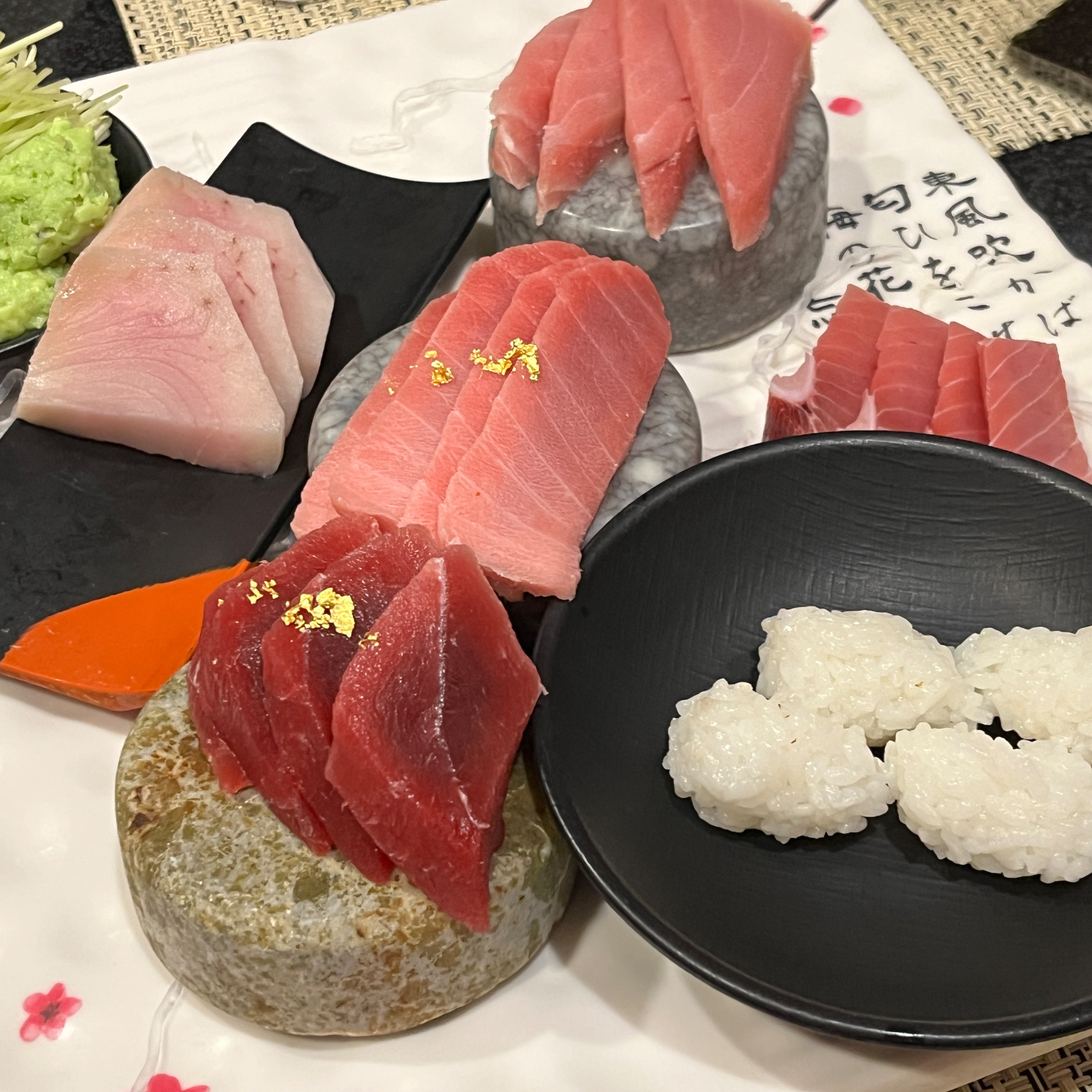 참치 정말 신선하고 맛있어요! 부위별로 다양하게 나오는데 하나같이 입에서 사르르 녹는 느낌