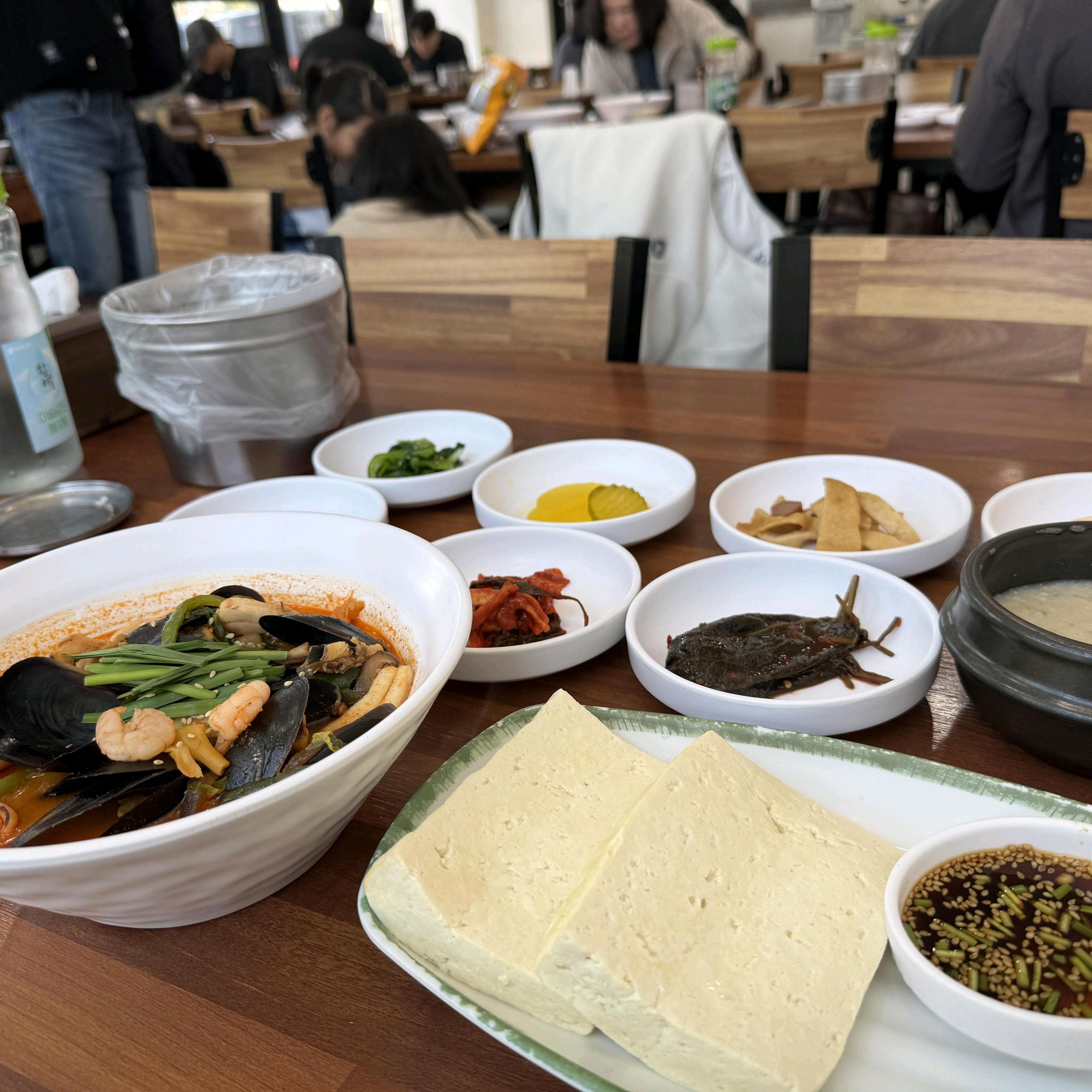 맛있는 순두부 찾다가 처음 방문했는데 짬뽕순두부가 일품이었습니다 얼큰하고 시원한 국물에 두