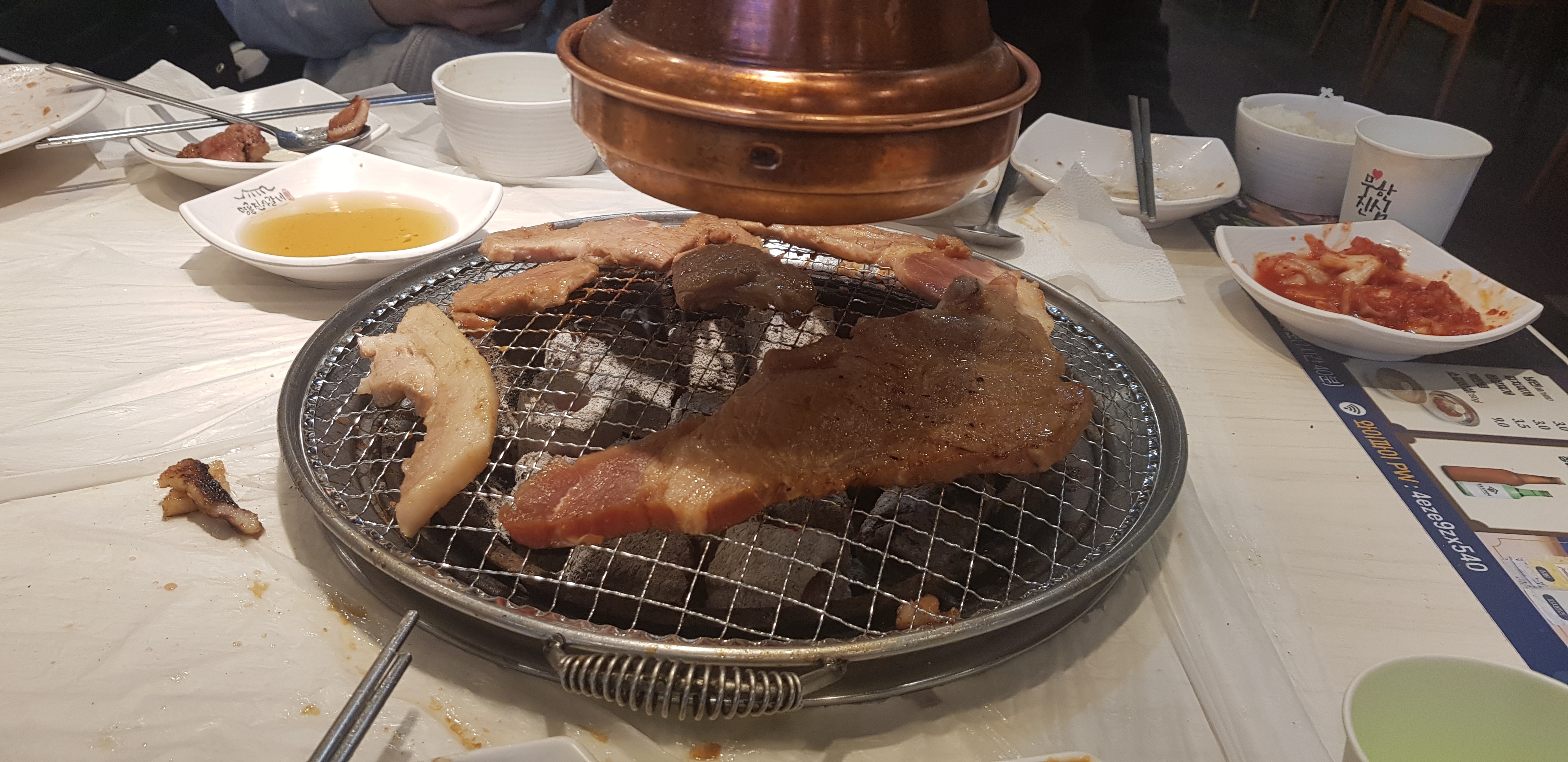 친구들과 시험 끝나고 다 같이 명륜진사 갈비 와서 먹었습니다. 매장도 깔끔하고 고기 무한