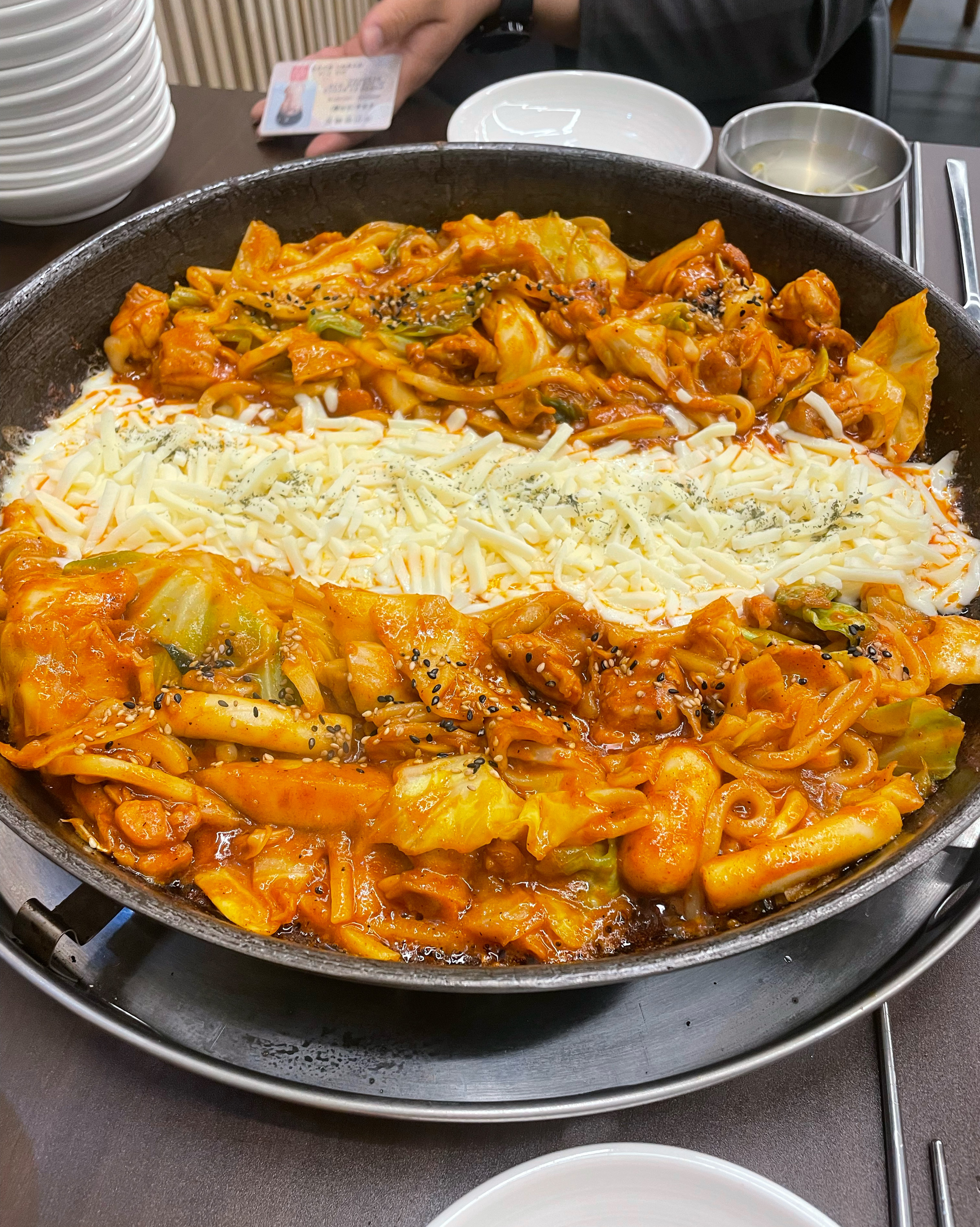 간만에 맛있는 닭갈비 먹네요!! 치즈닭갈비로 시켜먹고 볶음밥까지 먹으니 양이 많아서 다 못