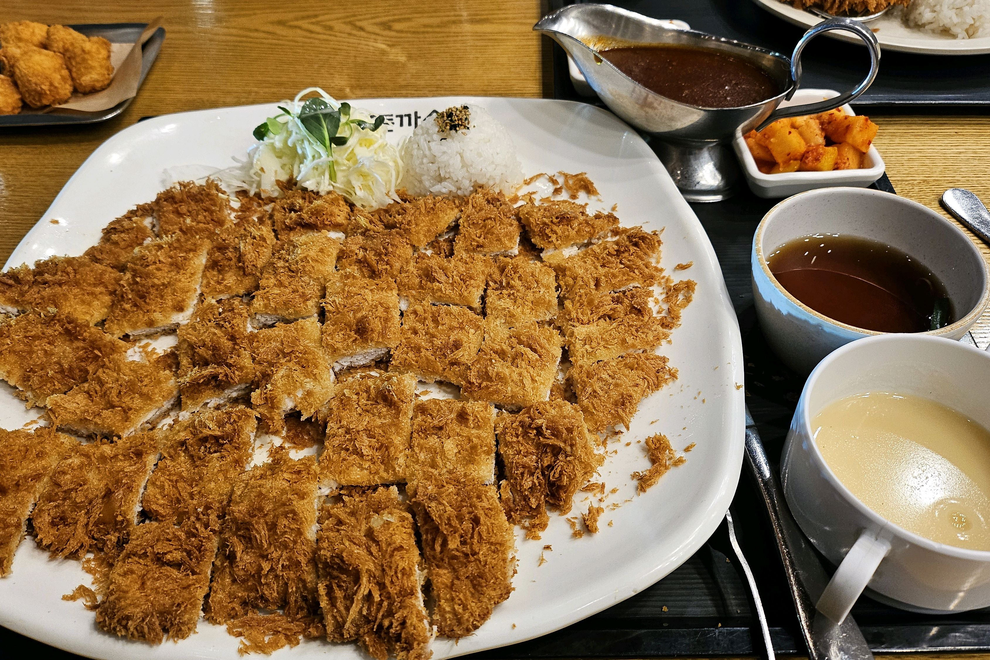처음 방문했는데 음식도 맛있구 자주 올거갘습니다 !!! - 온양온천 맛집 홍익돈까스 온양온천점
