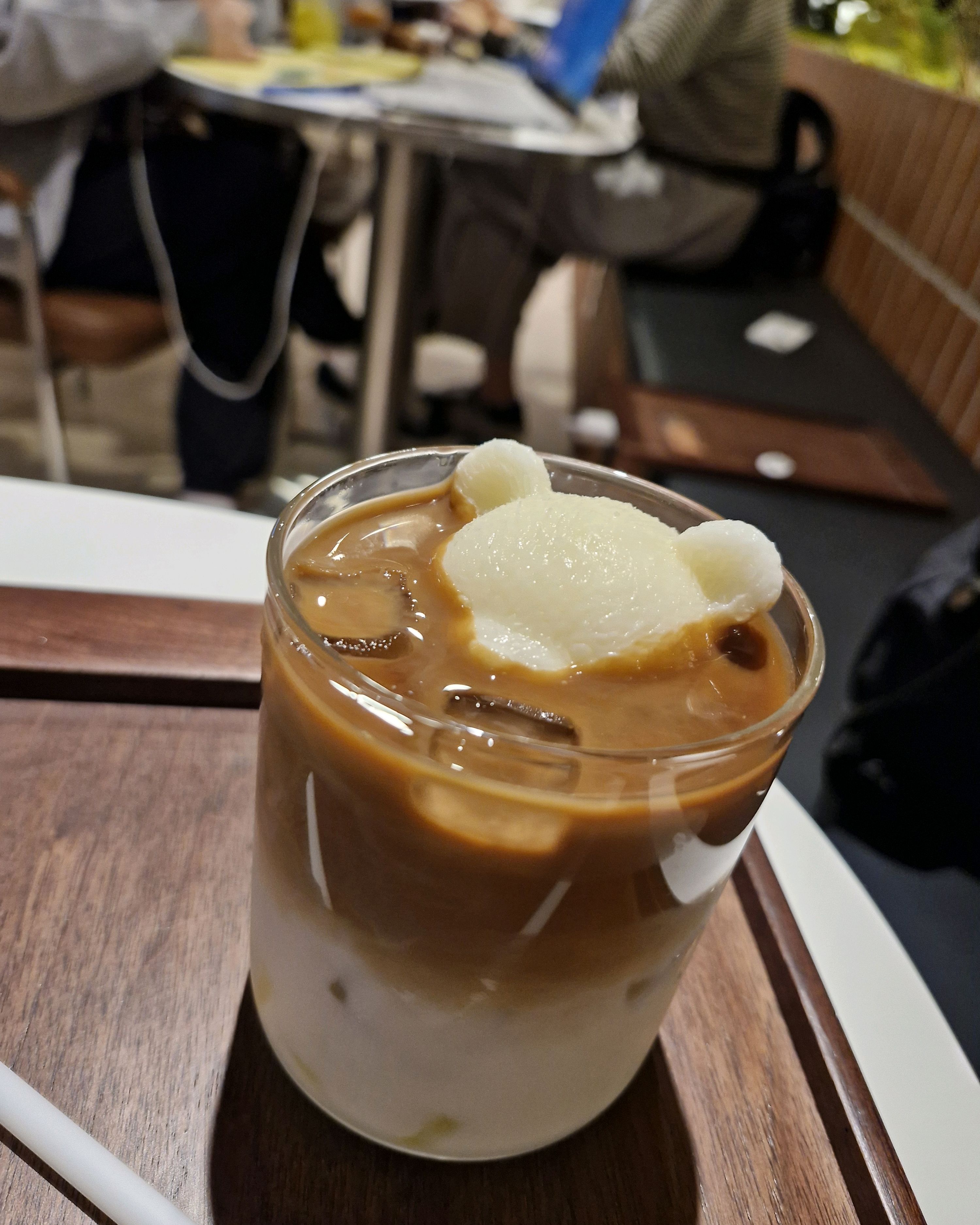 곰돌이 귀여워요! 돌체 콜드브루 라떼 적당히 달달합니다 ㅎㅎ 연한 커피 좋아하시면 좋아할