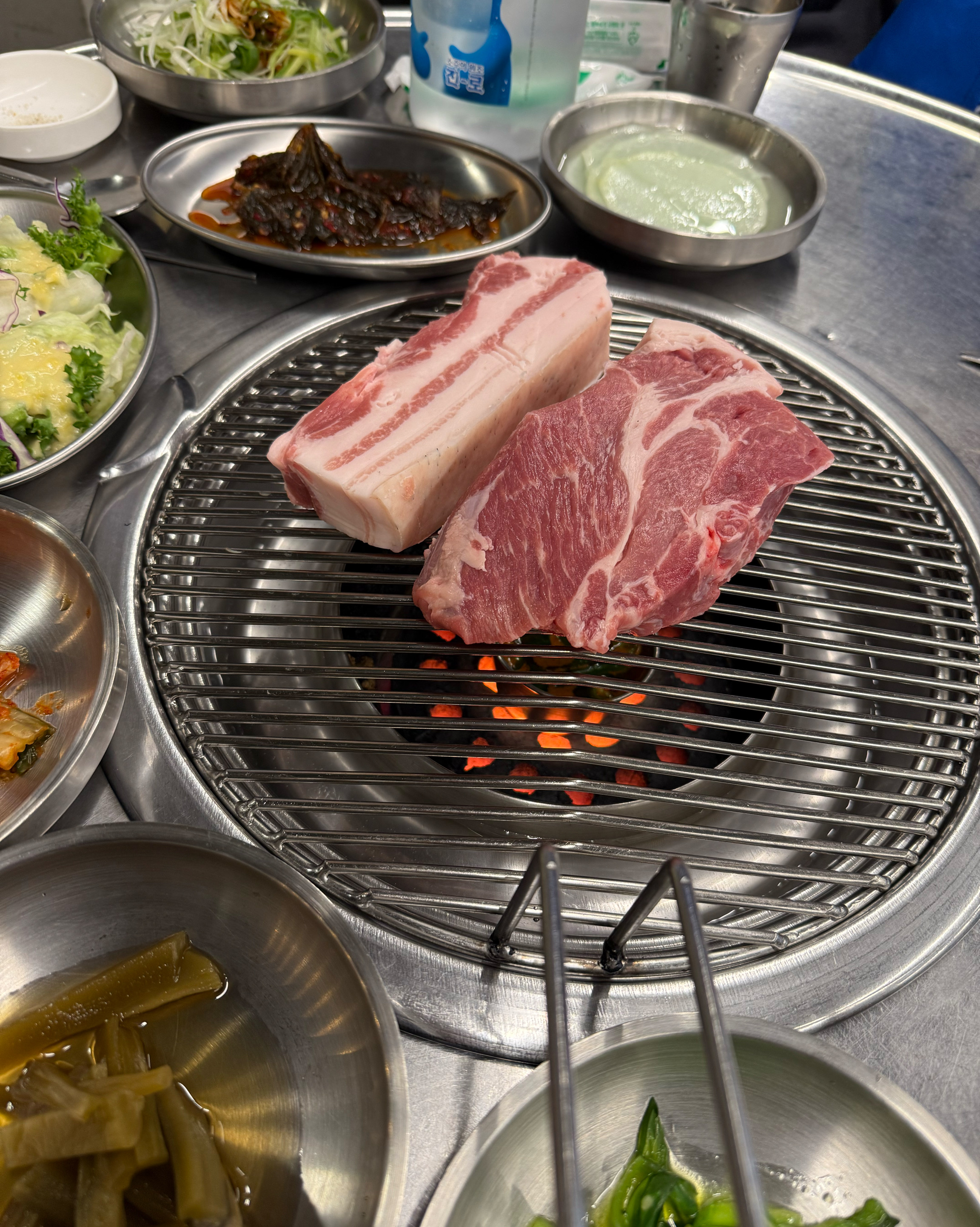 진짜 맛잇눈 고기 먹운거 같아요!! 제주도 보다 가성비좋고 직접 구워주셔서 편히 먹엇어요!