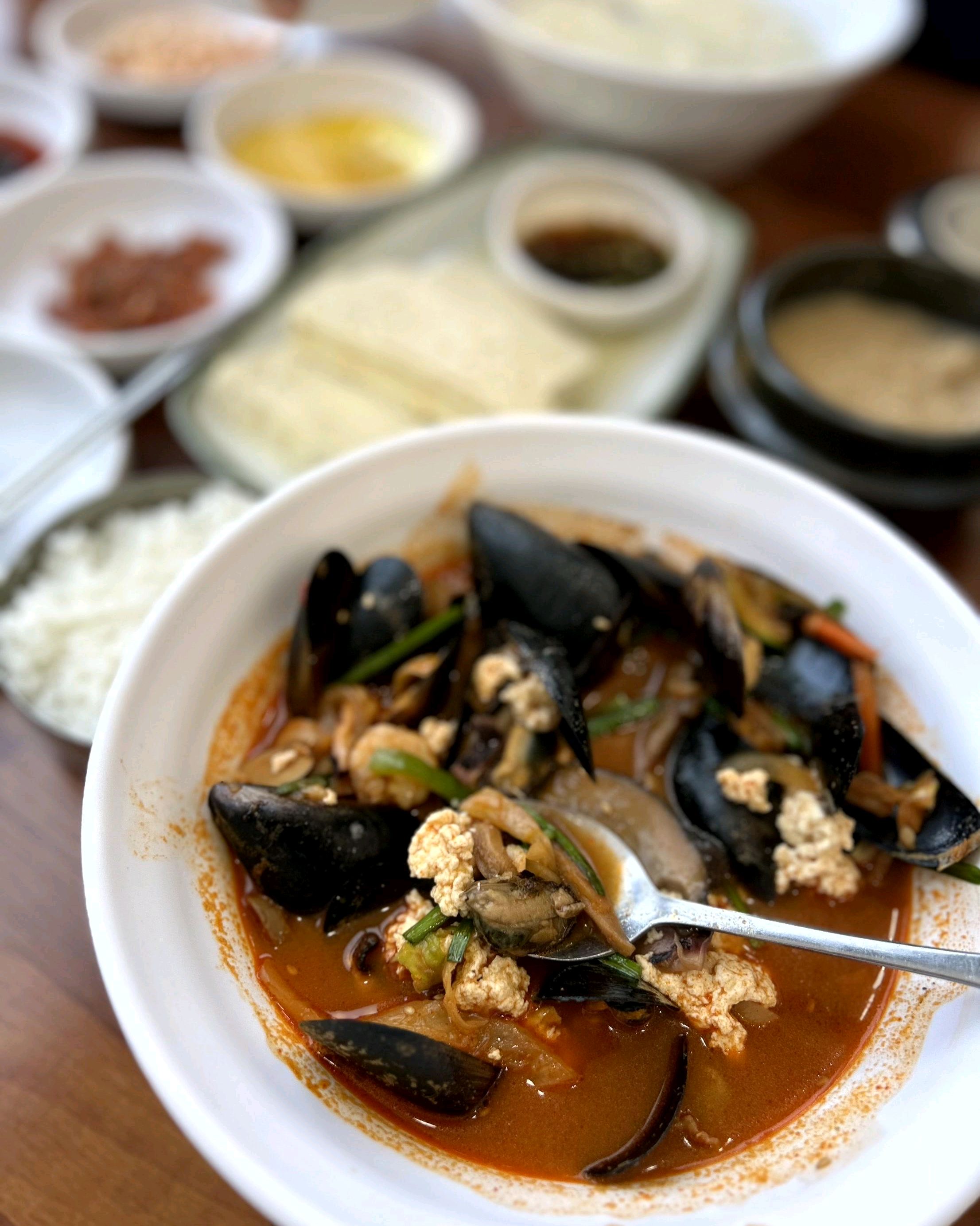 맛있어요. 처음 방문했는데 짬뽕순두부 진한 맛이 일품이네요. 오래된 감성의 인테리어도 좋고