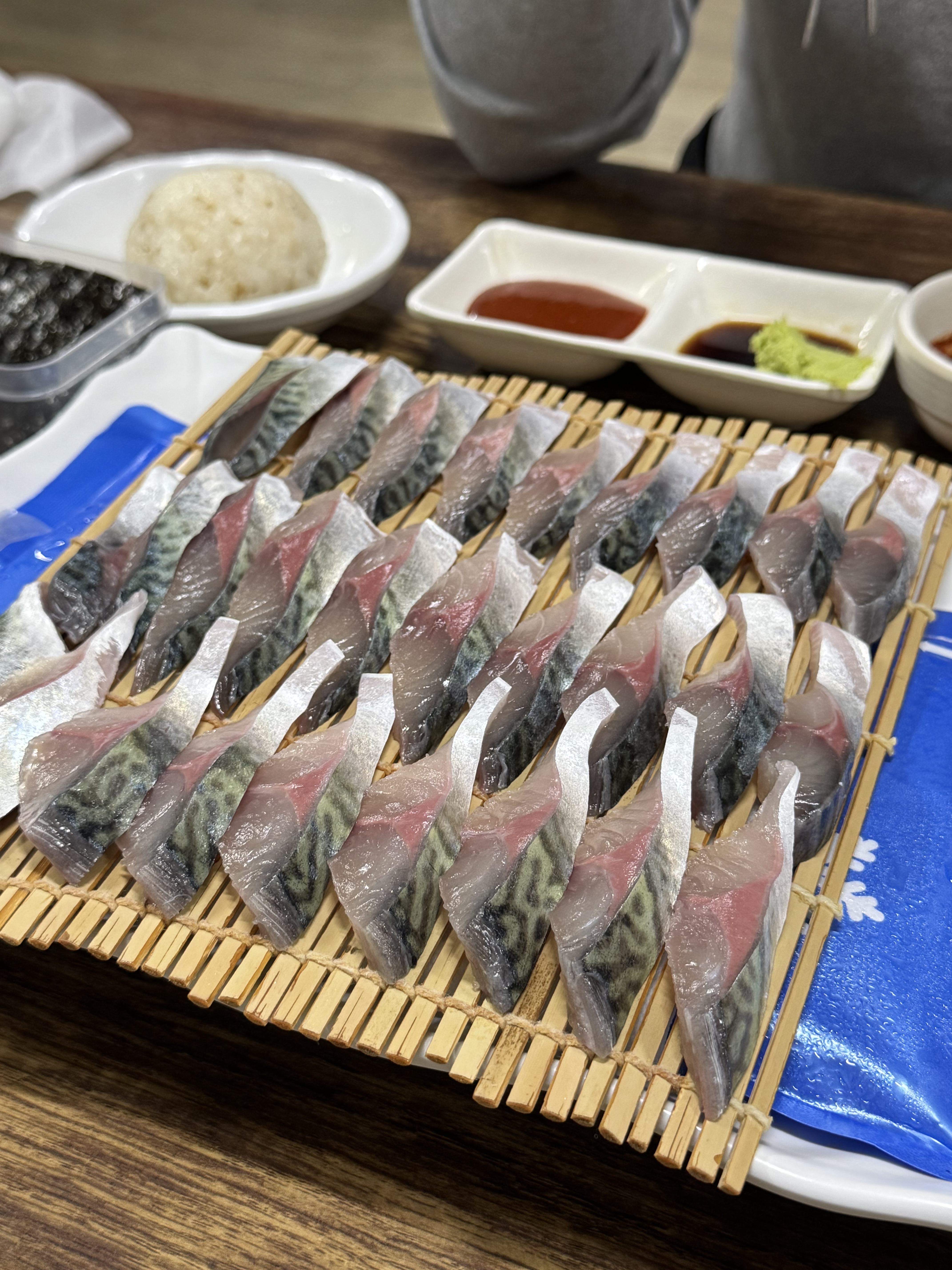 진짜...진짜...너무 맛있어요ㅠㅠ 이것때문에 제주도 또 가고 싶을 정도랄까요.. 고등어회