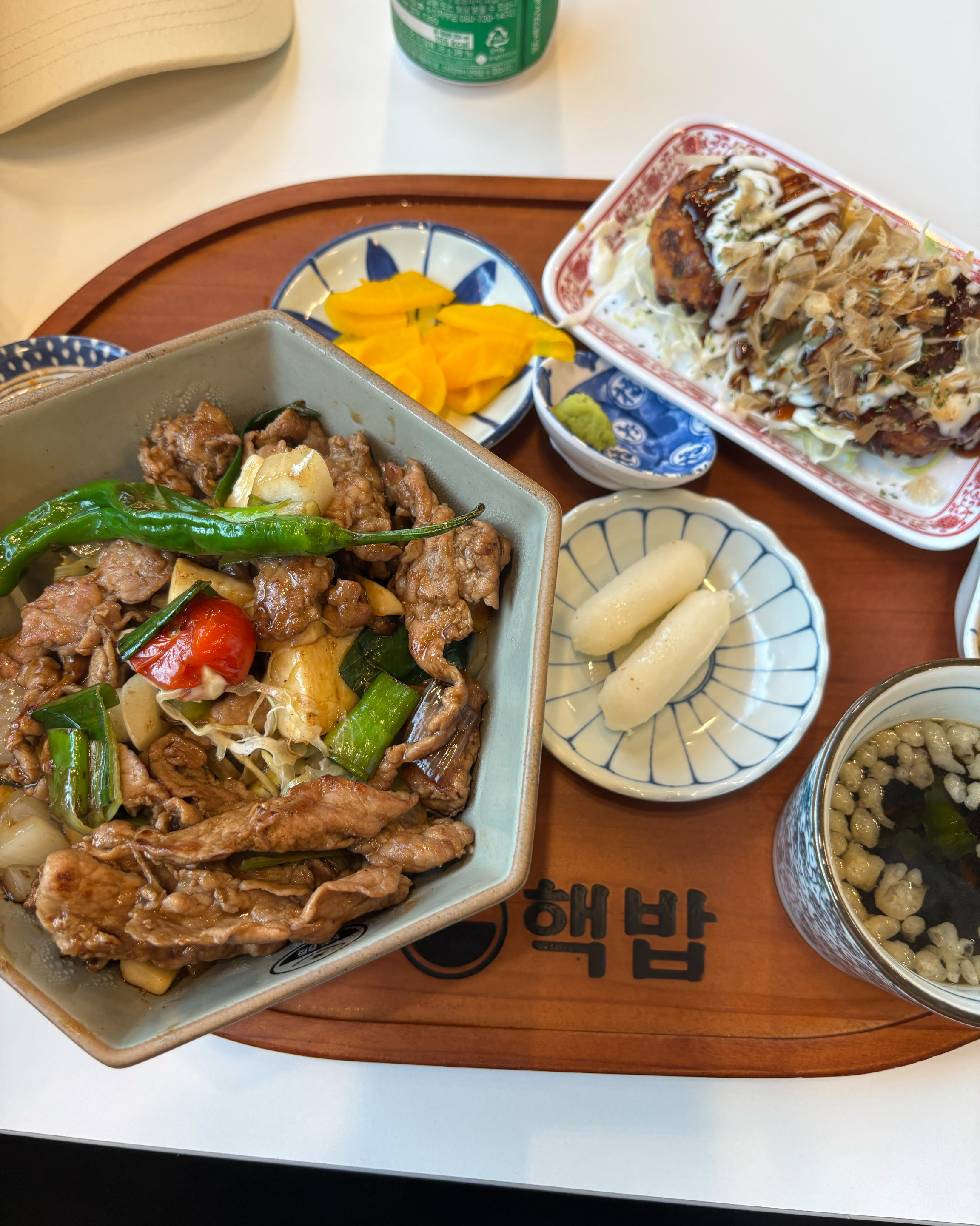 가게가 굉장히 깨끗해서 좋네요. 아늑하고 혼밥 하기에도 좋아요. - 천호동 맛집 핵밥 암사점
