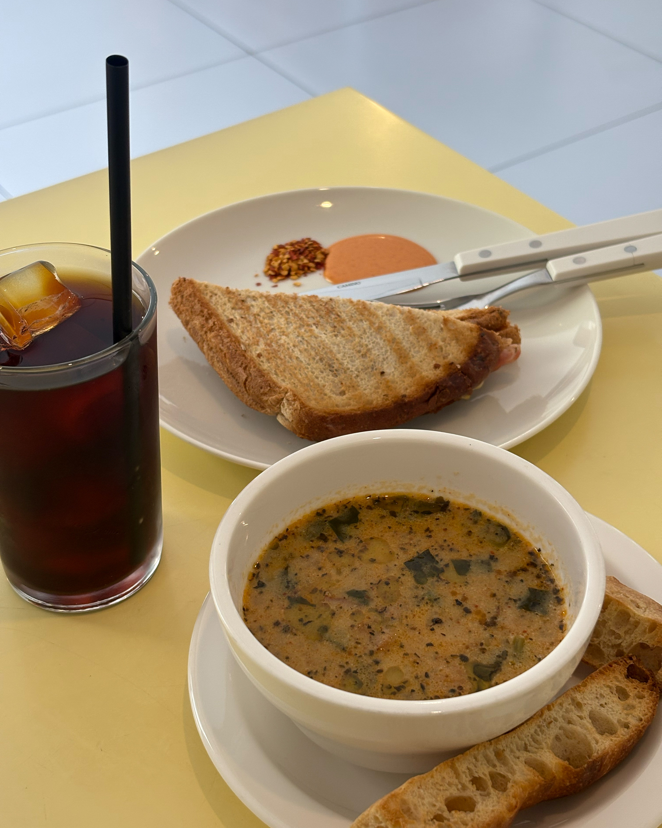 푸른대문의 입구부터 너무 예쁘고 브런치두 증말 맛있었어요. 나만 혼자인ㄱㅏ 했는데,, 혼자