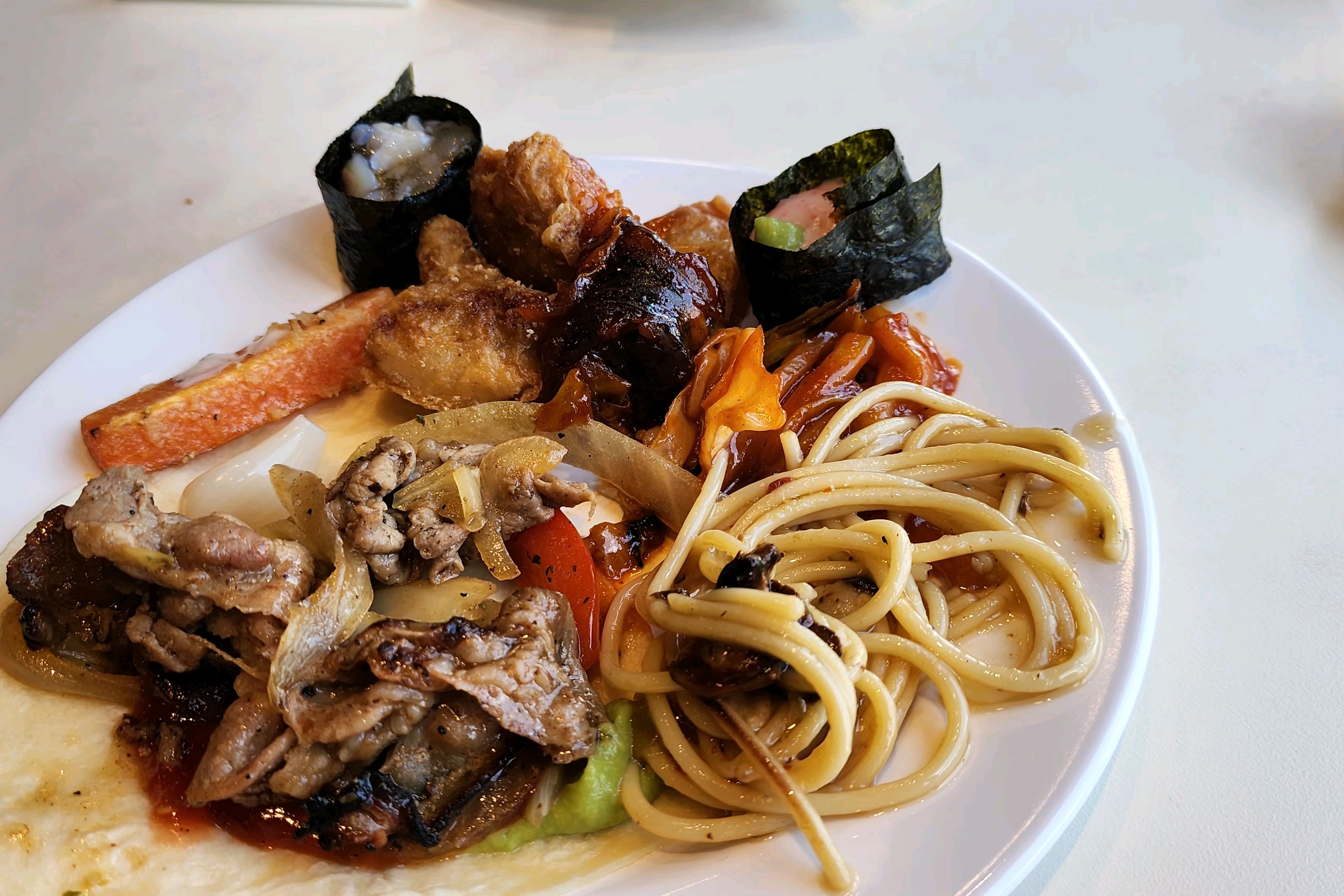 비록 딸기축제는 끝났지만.. 초밥이랑 여러음식들 맛나게 잘 먹었어요 - 서울대입구 맛집 애슐리퀸즈 서울대입구점