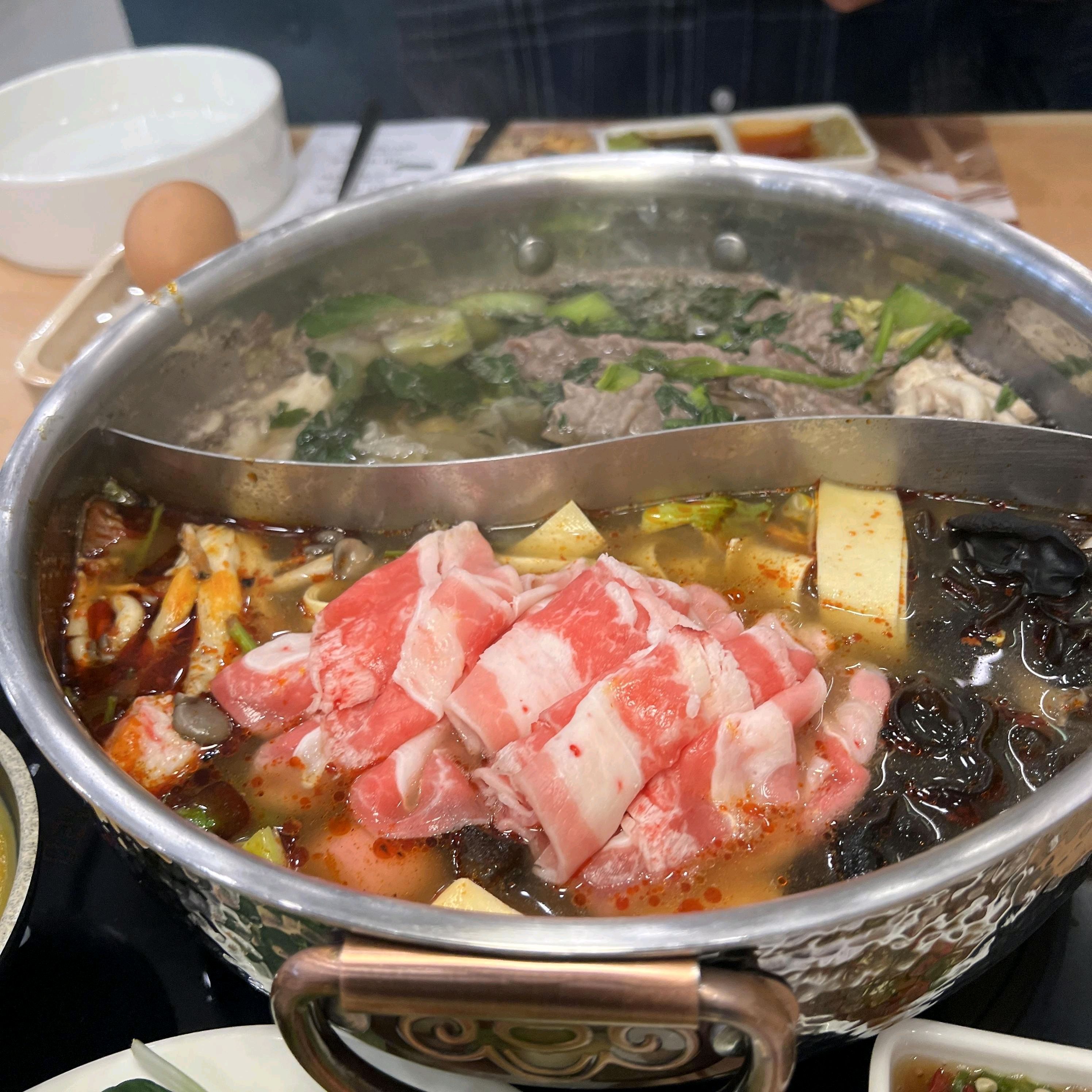 샤브샤브 후에 월남쌈이랑 죽 더 먹고 다양한 디저트도 먹었어요. 샐러드바에 핫푸드도 종류가