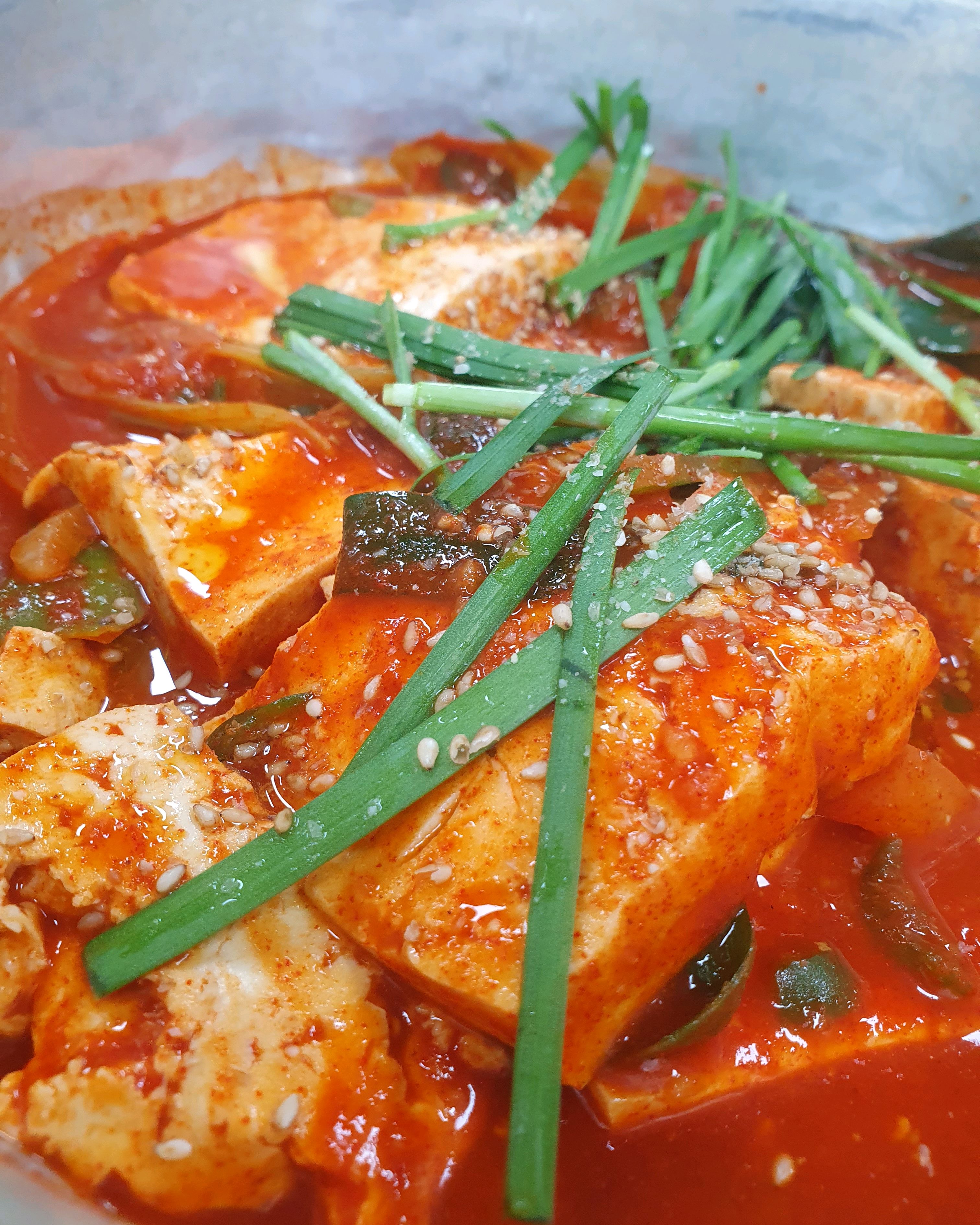 두부두루치기랑 돈까스 전부 양도 많고 맛있어요! 맛집이라서 그런지 사람들이 엄청 바글거리더