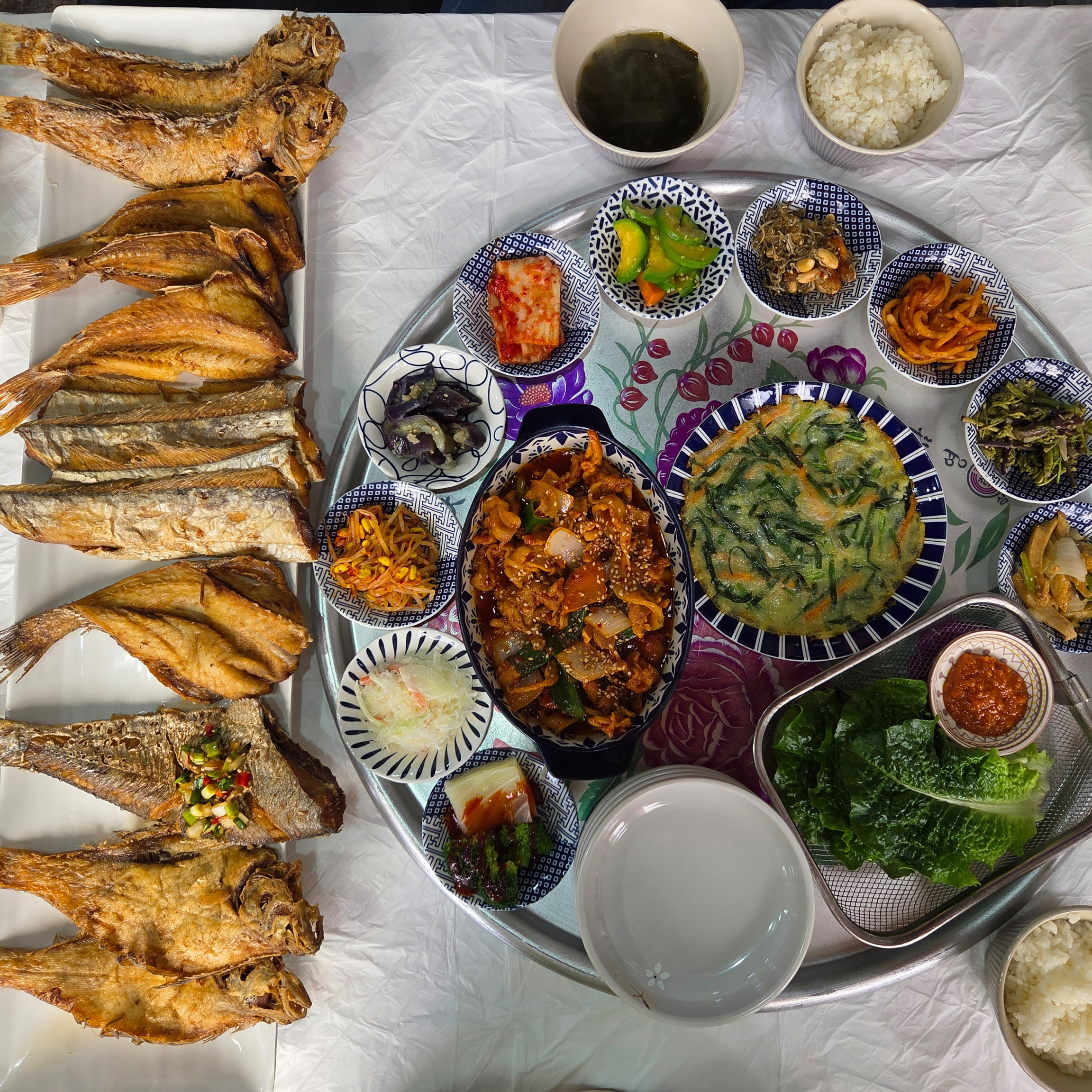 부모님이 가장 만족하셨던 백점만점에 백점 식당이었어요👏 생선 종류도 다양하게 나오고 반찬도