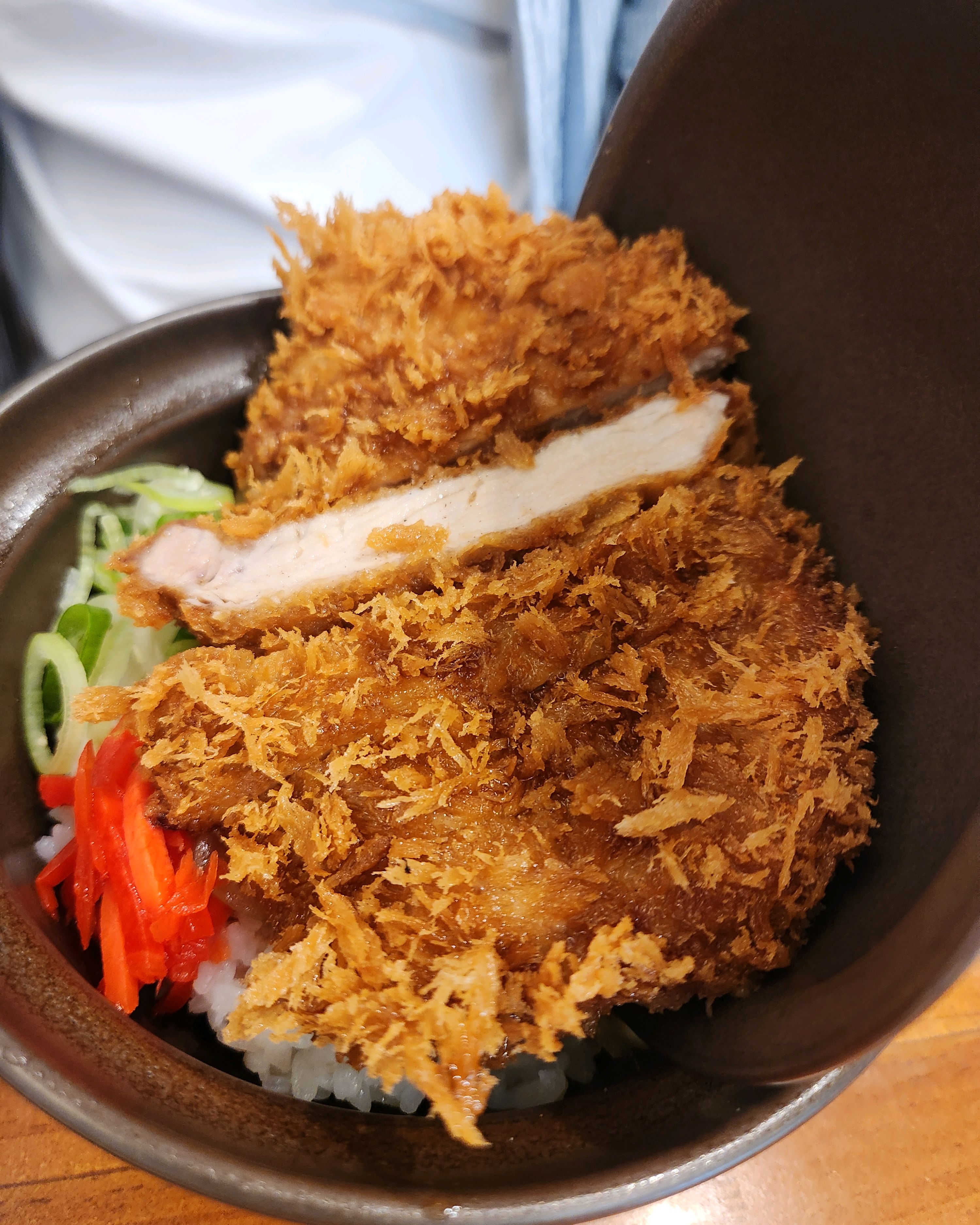 가츠동도 괜찮고 카라이마제소바도 맛있었어요 마제소바는 신라면정도 맵기인데 조절된다고하셨고요