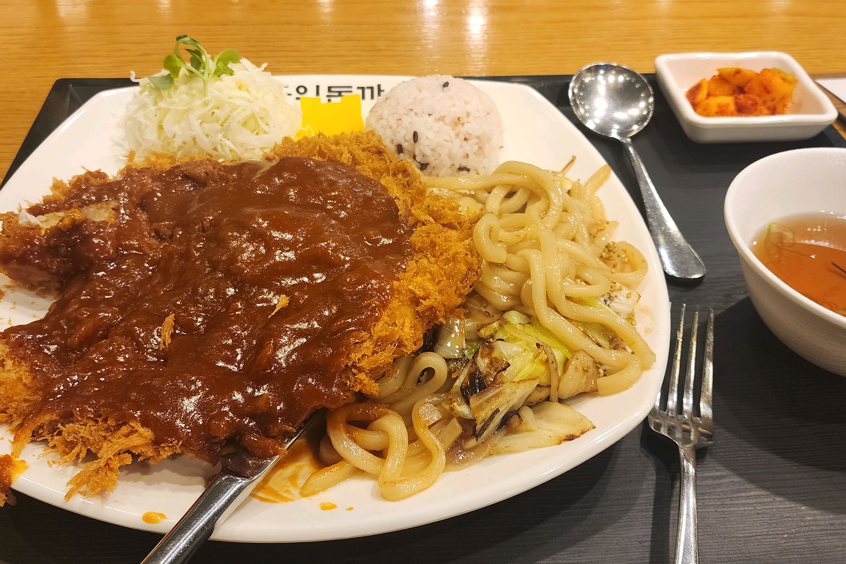 세트a사켜서 먹었는데, 볶음우동도 맛있고, 돈가스도 바싹하고 맛있어요 ㅎ - 구미 구평동 맛집 홍익돈까스 구미구평점