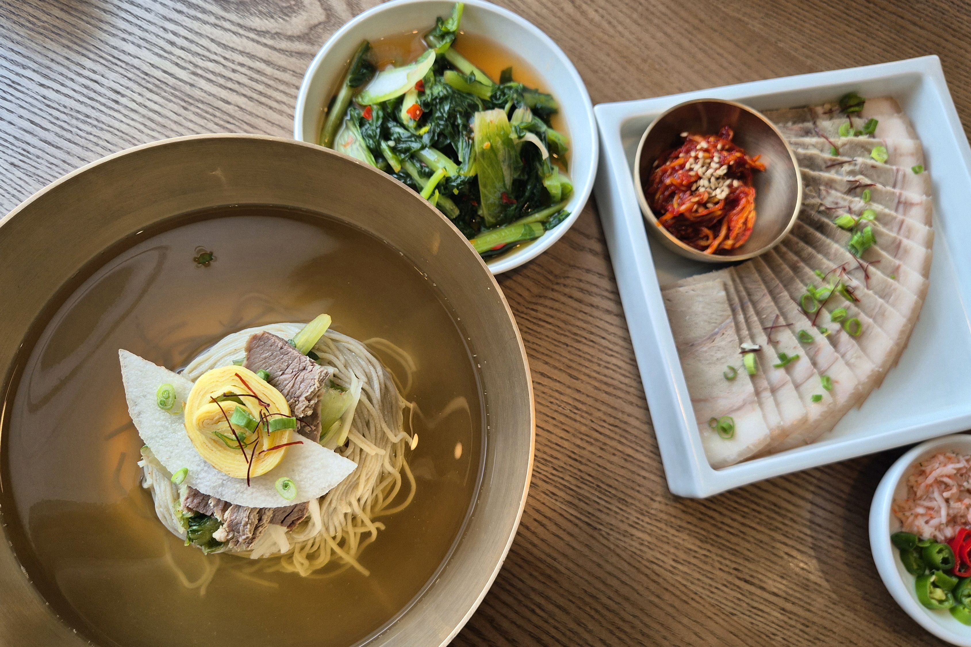 슬슬 더워지니 냉면이 당기네요.깔끔하고 모양새도 좋고 맛도 좋습니다. 잉행이 다 와야 입장