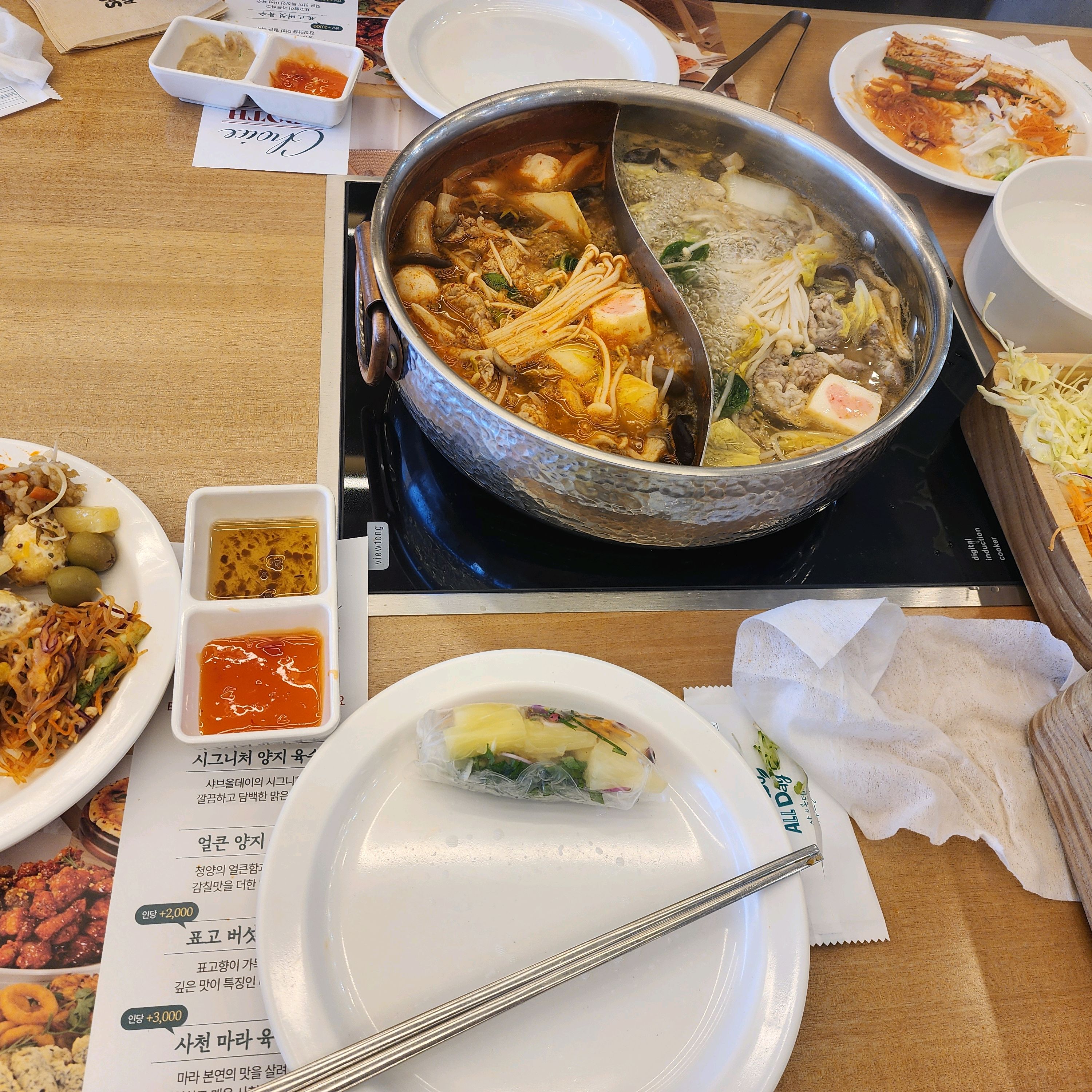 오픈때즈음와보고 두번째로오니 오픈때 어수선함은 많이사라져서 훨씬이용하기좋았어요.신선한야채먹
