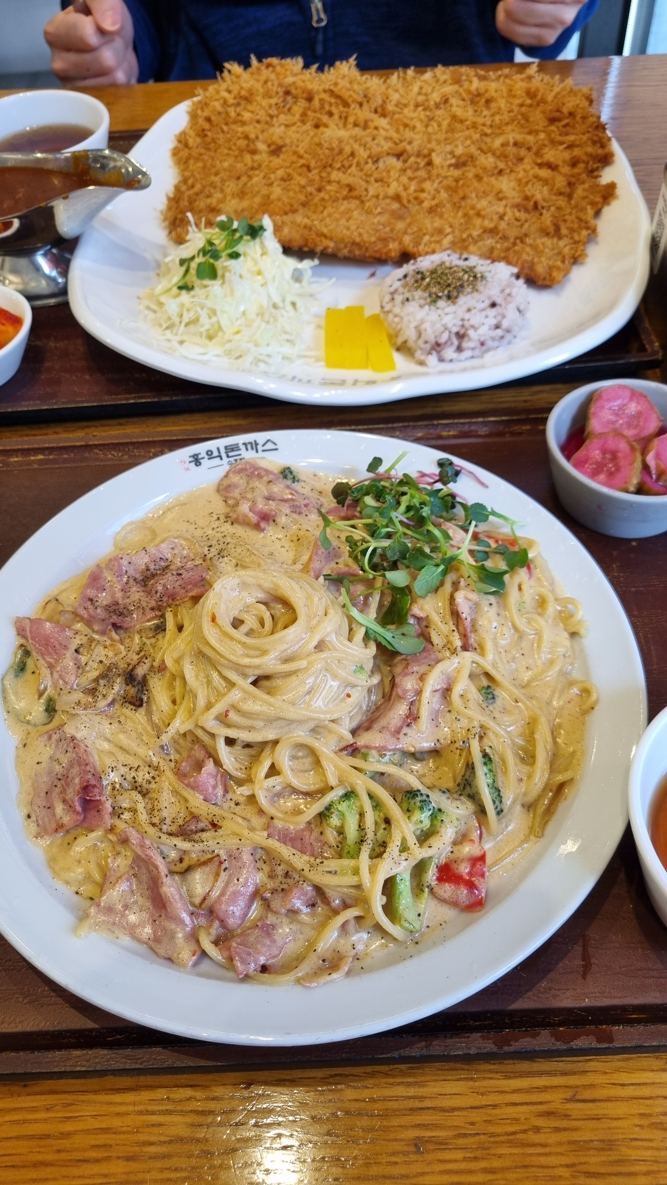 올때마다 먹고싶은 메뉴가 너무 많아 고민이예요 - 부산 대연동 맛집 홍익돈까스 부산대연점