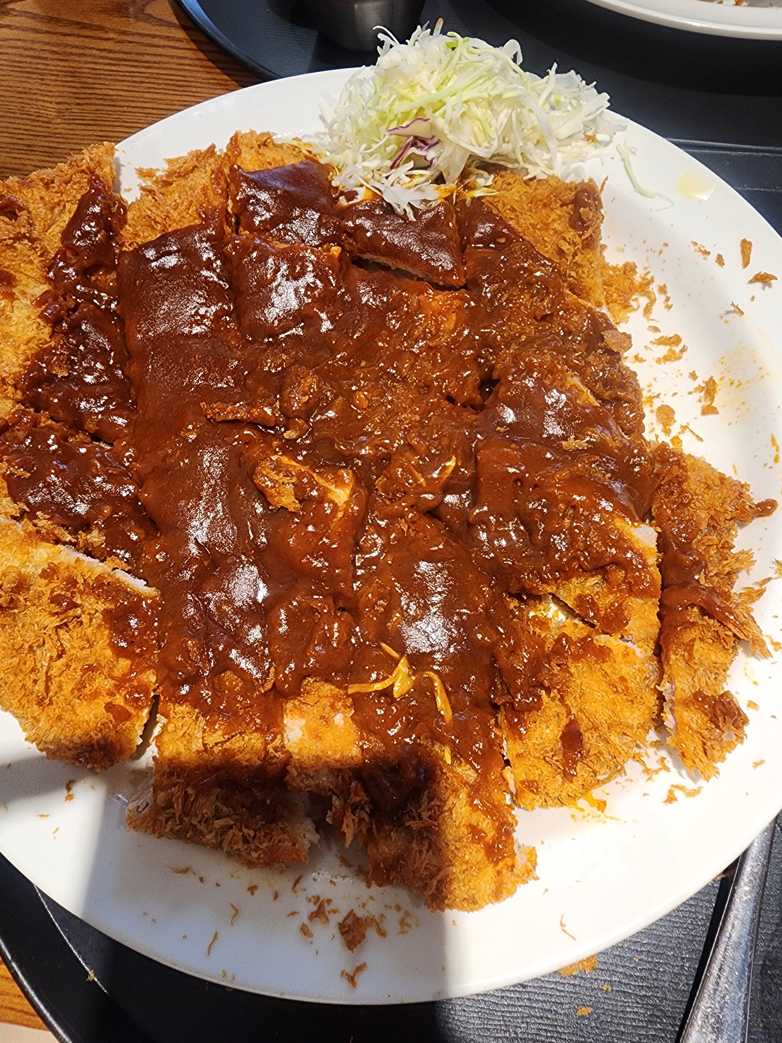 딸아이와 성수 데이트 나왔다가 돈까스가 넘 먹고싶어서 방문했어요. 돈까스 양도 푸짐하고 소