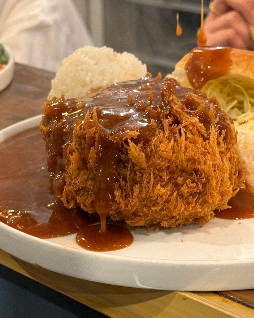 기다리는 시간이 아깝지 않은 돈까스 맛집입니다. 바삭한 튀김옷과 엄청 두툼하고 촉촉한 고기