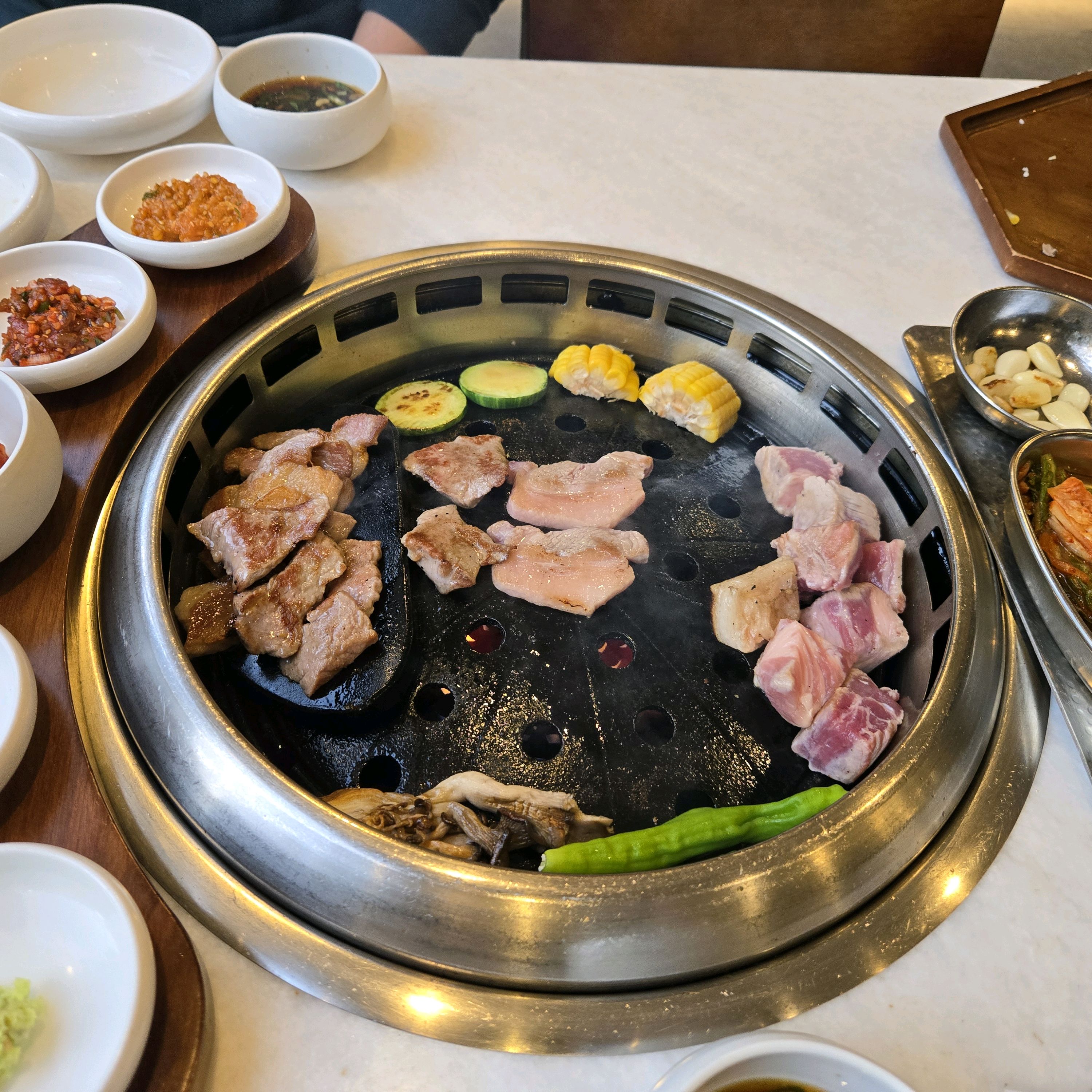 타지와서 찾아보고 왔는데 분위기도좋고 좌석도좋고 고기까지 구워주시니 신불당 맛집맞네용 - 불당동 맛집 육화미 신불당점