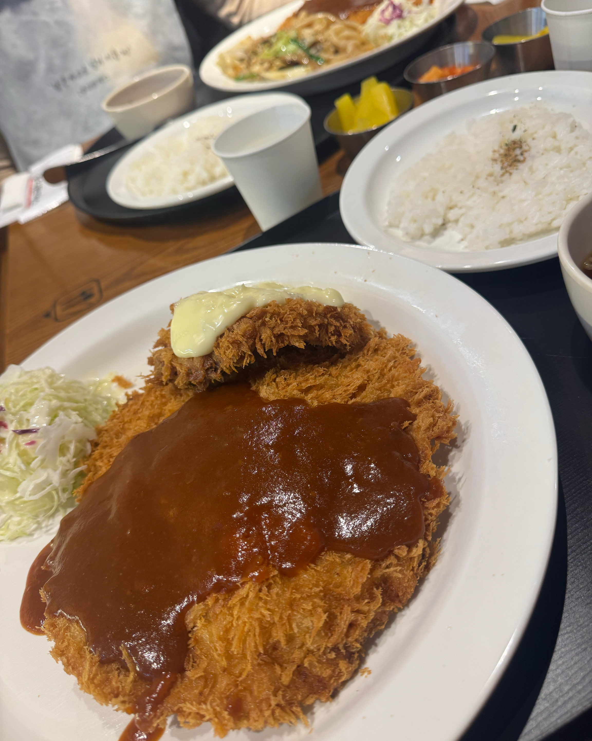 양도 푸짐하고 돈까스가 바삭하고 맛있어요 - 성수 맛집 홍익돈까스 성수직영점