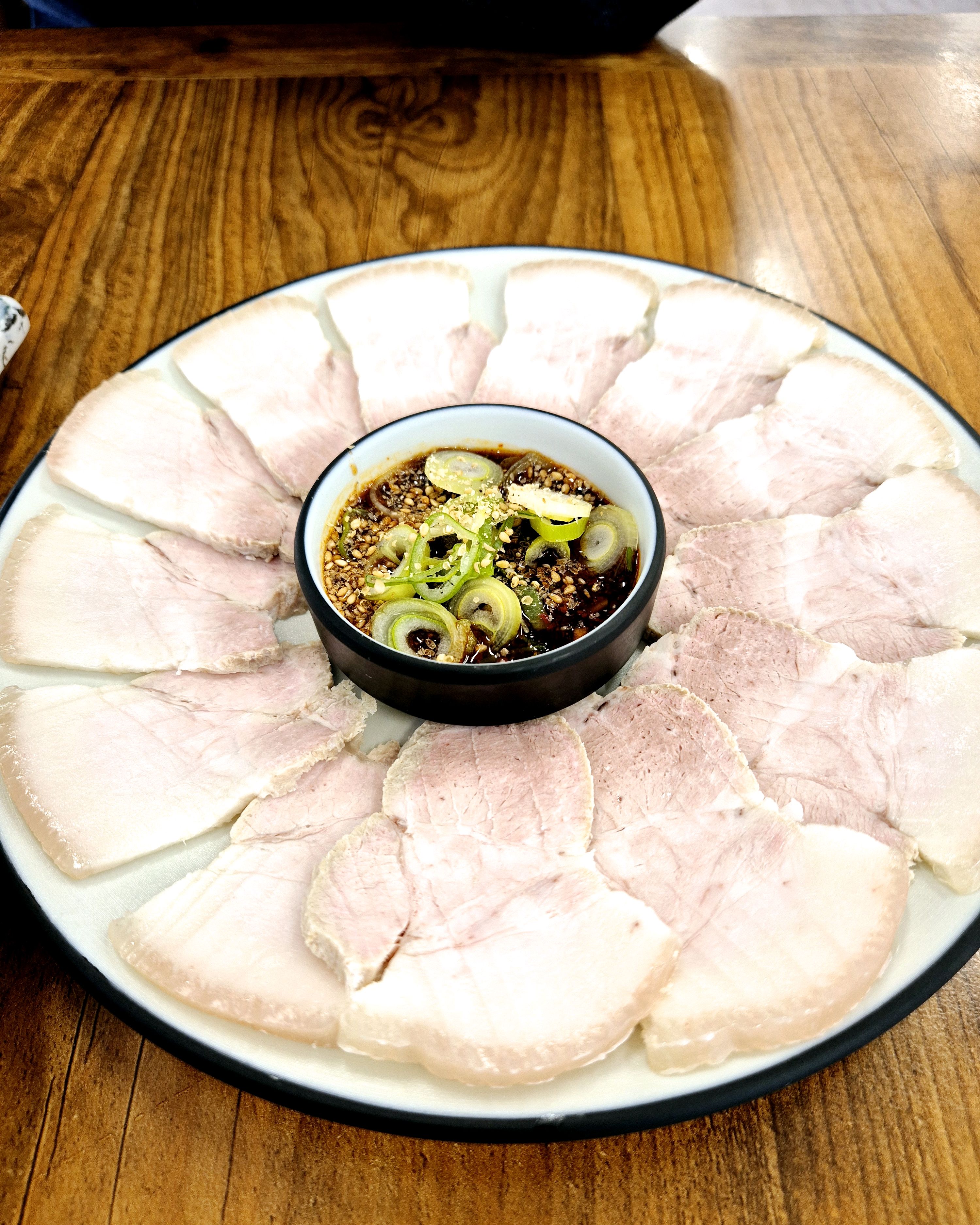제주공항 근처에 위치해 있어 공항도착해서 먹으러 간 가게에요 - 제주 맛집 웅이네 보말칼국수 제주본점