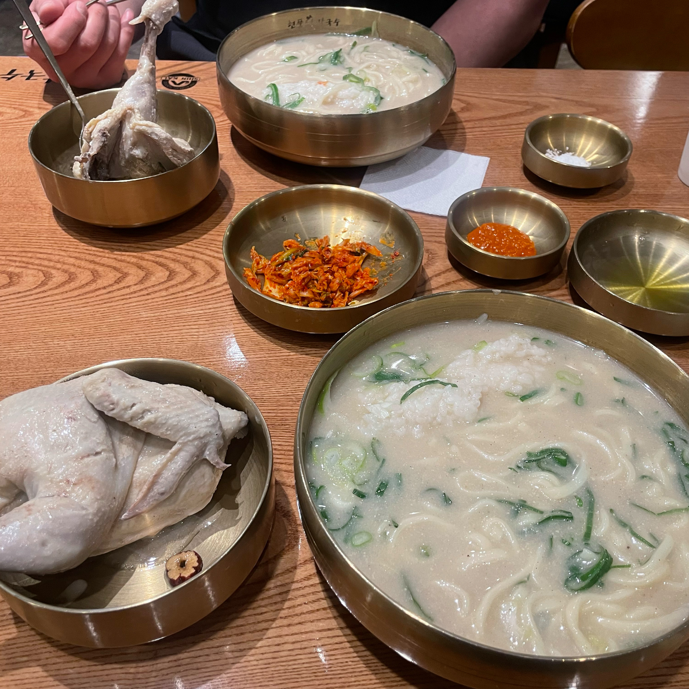 3번째 방문입니다 너무 맛있고 닭도 크고 칼국수도 양많고 안에 밥도 조금 들어있어서 1석