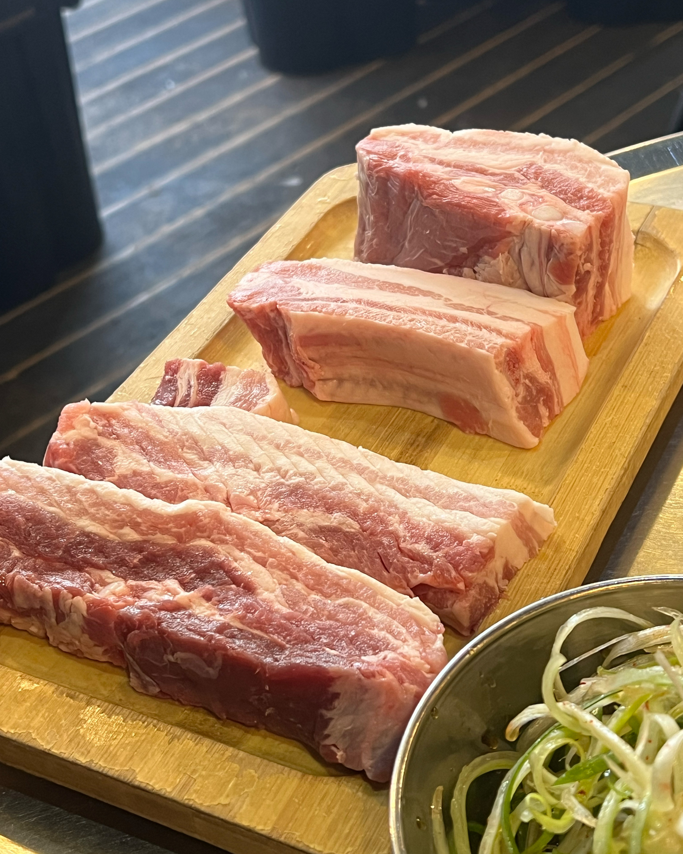 평일에 방문했는데 테이블 꽉 차있네용 👍 - 불당동 맛집 못생긴뚱돼지 불당직영점
