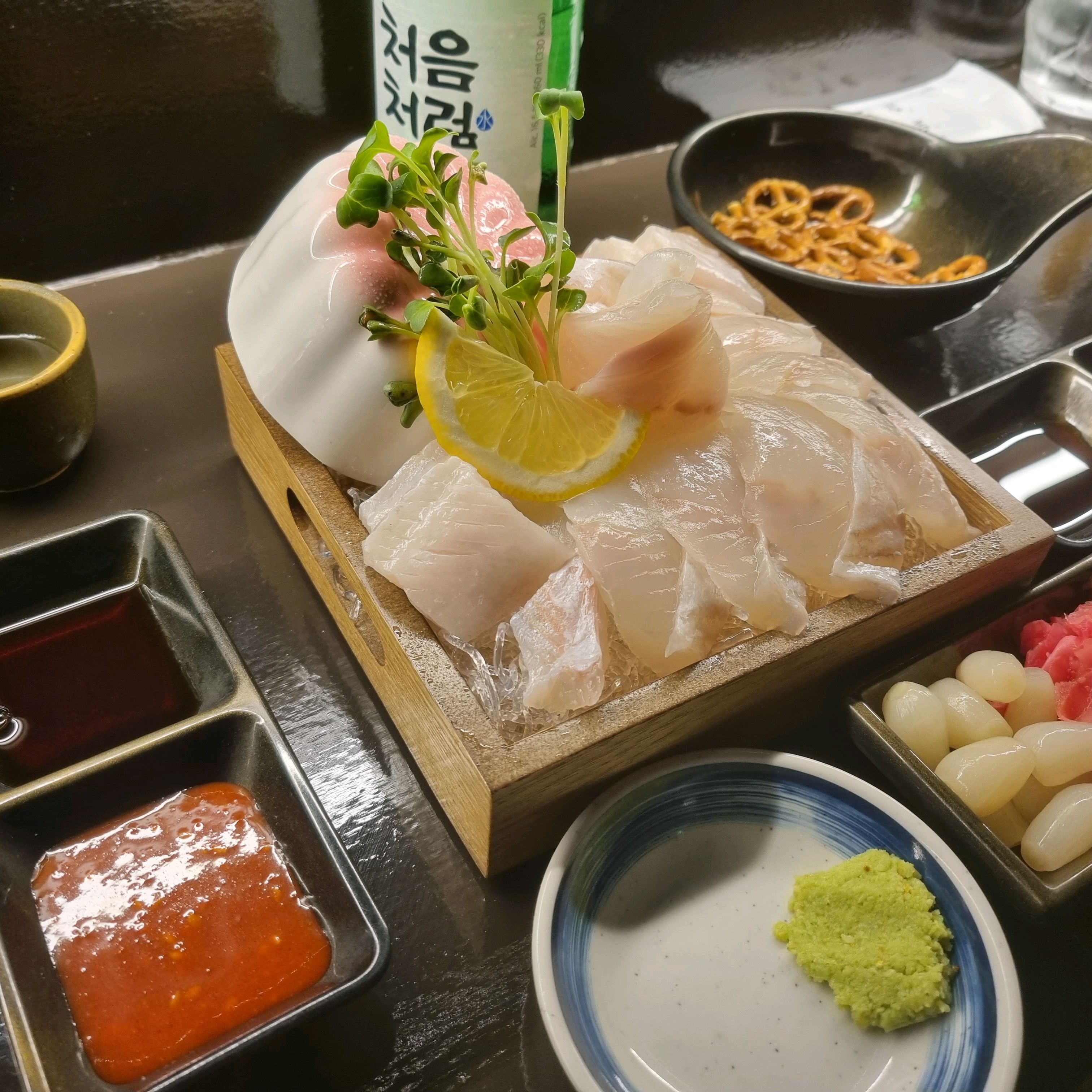 불당동 사시미 1등! 저는 사시미 먹을 때 간장만 찍어먹는데 나기는 사장님이 초장도 직접