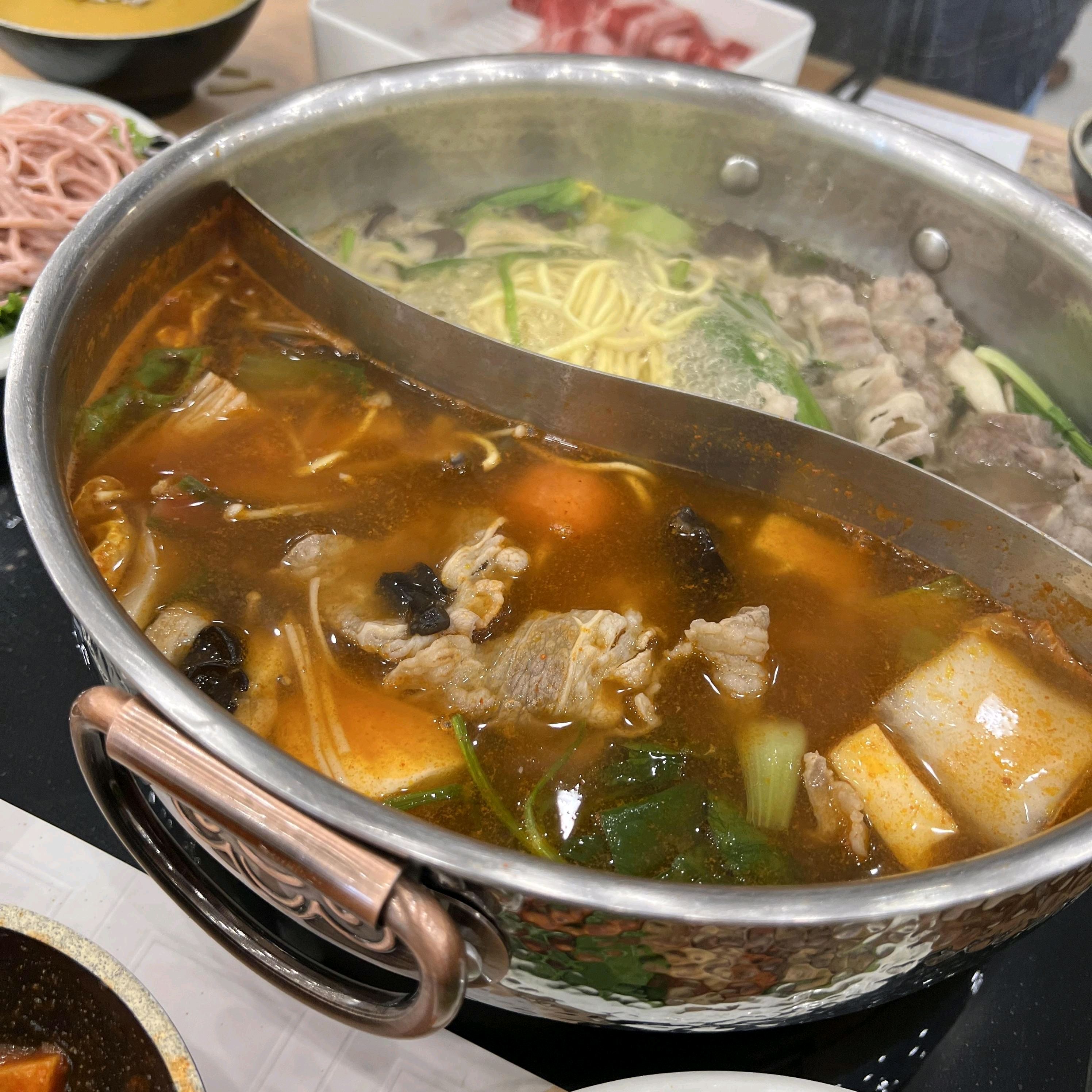 샤브가 진짜 깔끔하고 국물도 맛있었어요. 취향대로 월남쌈도 만들어 먹을 수 있어서 좋네요.