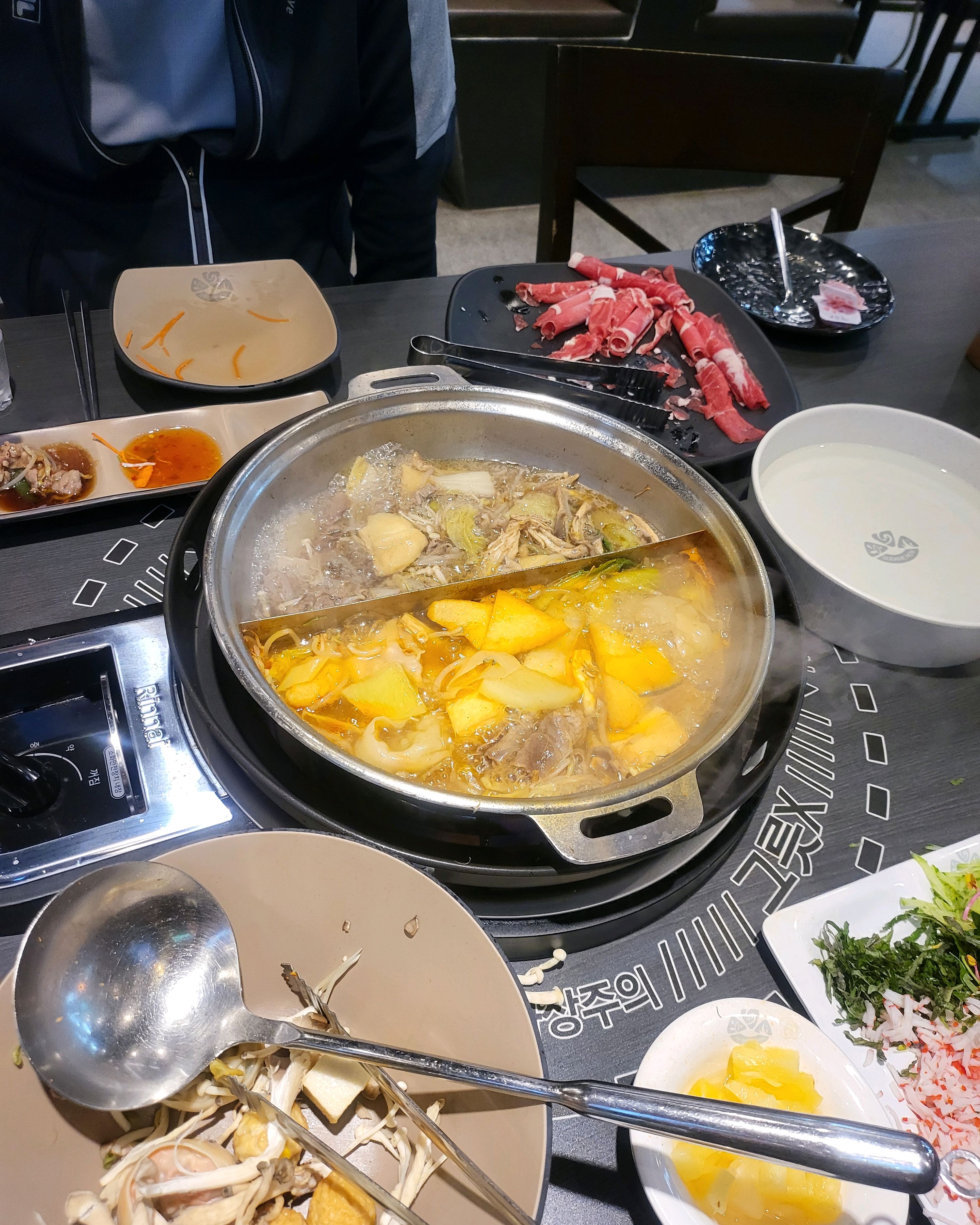 음식이 깔끔하고 맛있어요. 무한리필이라 양도 많고요. 직원분들도 친절하네요 - 신갈 맛집 소담촌 신갈롯데마트점