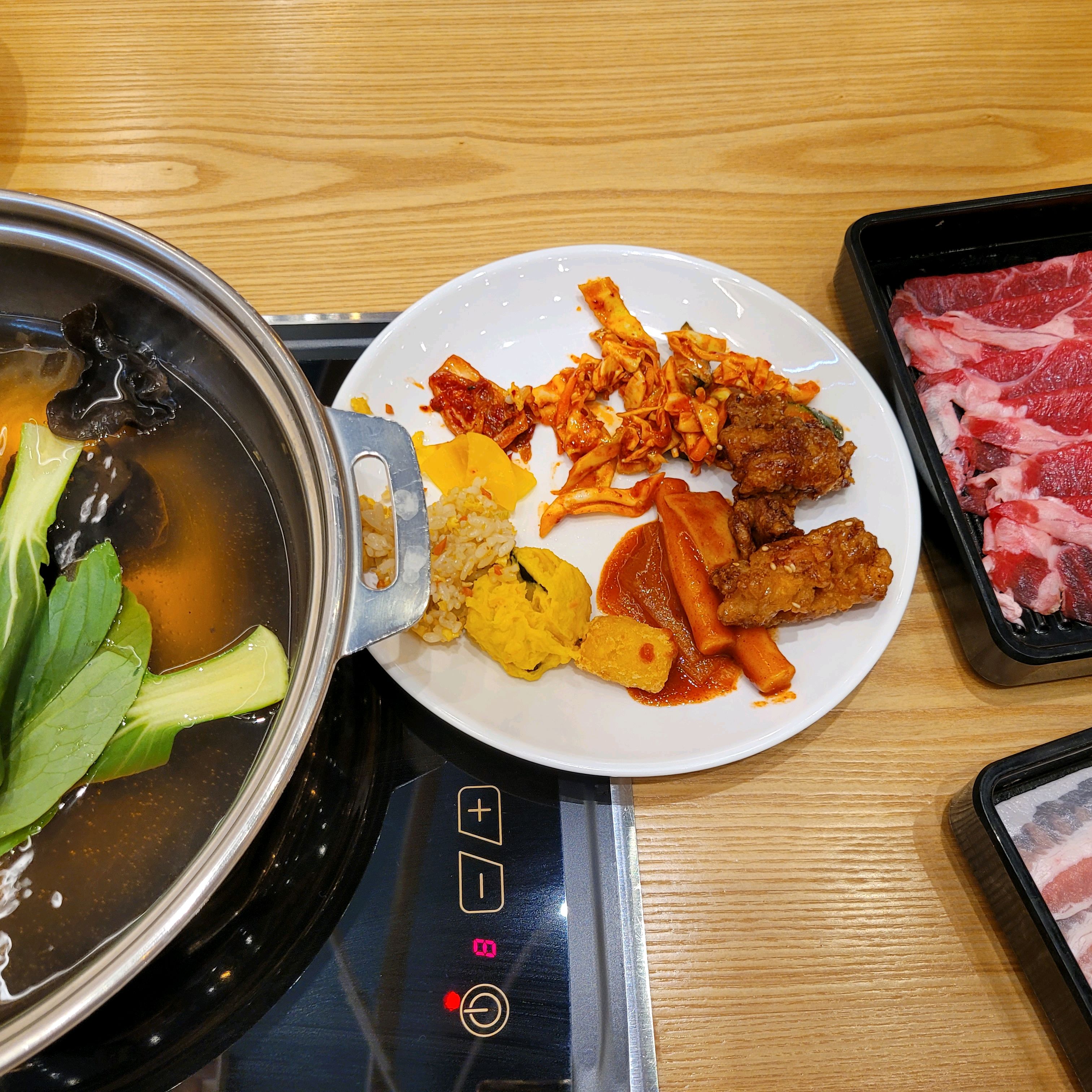 엄마와 외식하려고 안성 주변 맛집 찾다가 알게되어서 방문했습니다. 고기 질도 좋고 뷔페 종