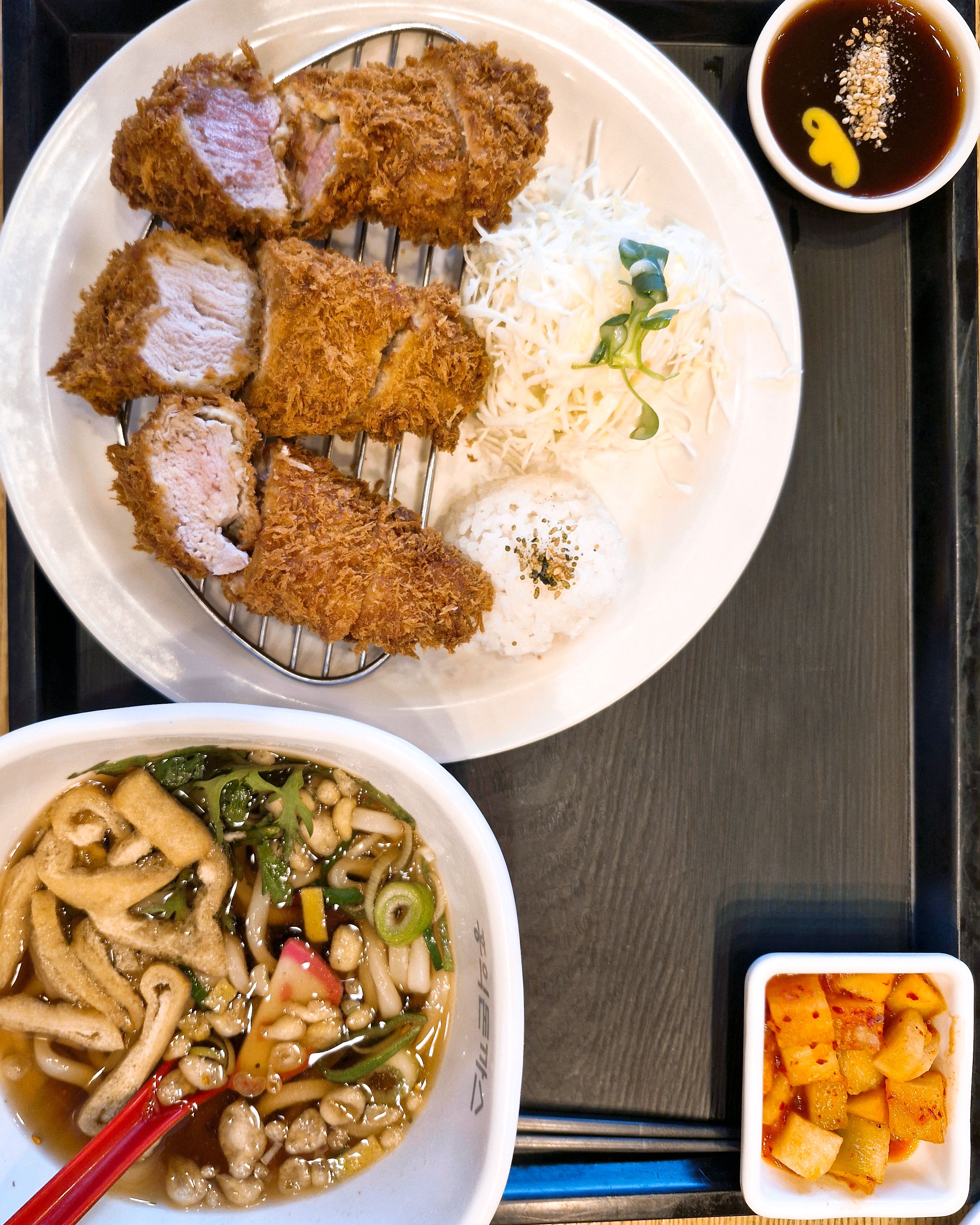 직원 분들도 친절하고 양도 많고 맛있어요!! 번창하세요. - 온양온천 맛집 홍익돈까스 온양온천점