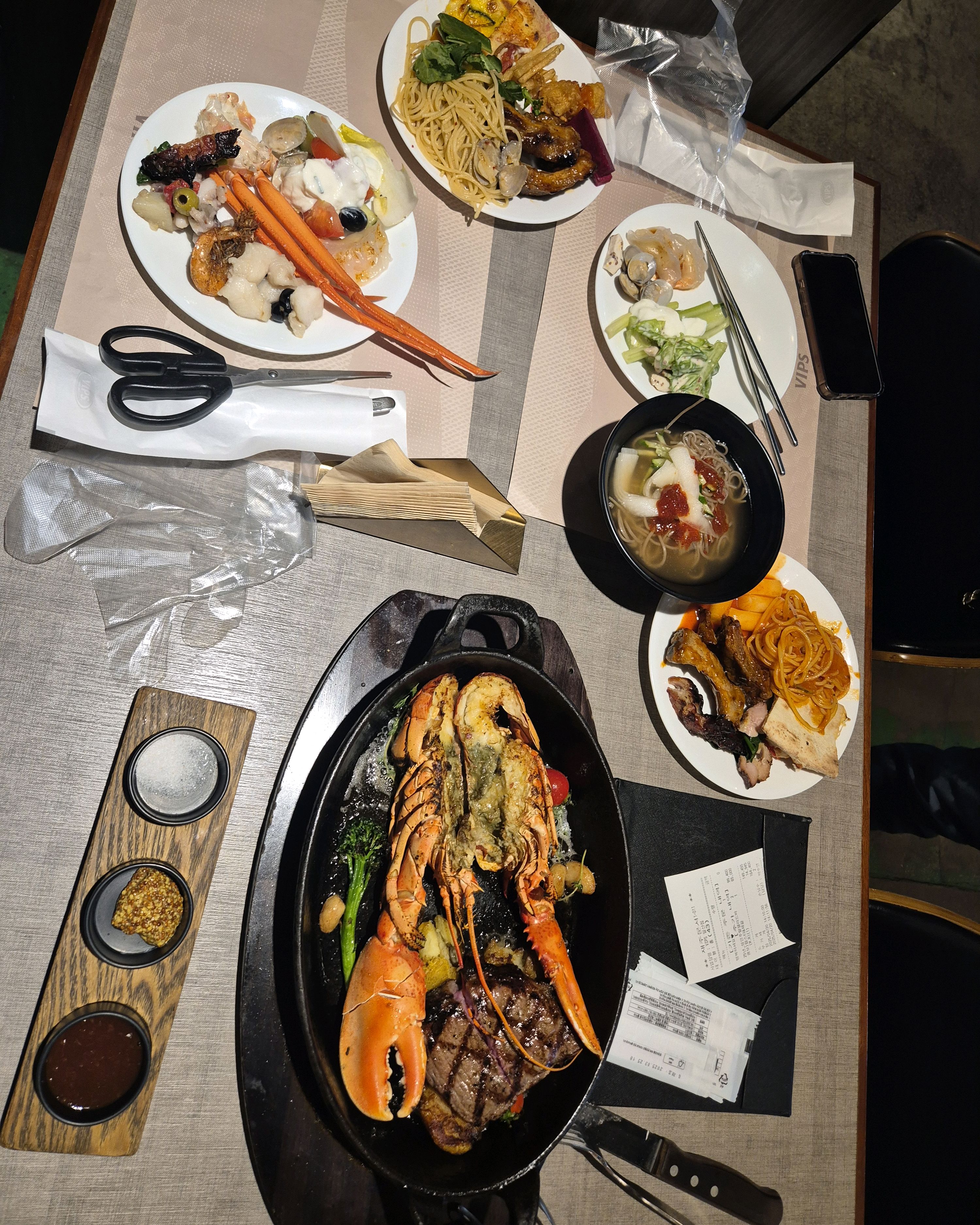 샐러드바에 사이드로 랍스터스테이크 시켰는데 다 맛있었습니당 :) - 정발산역 맛집 빕스 일산점