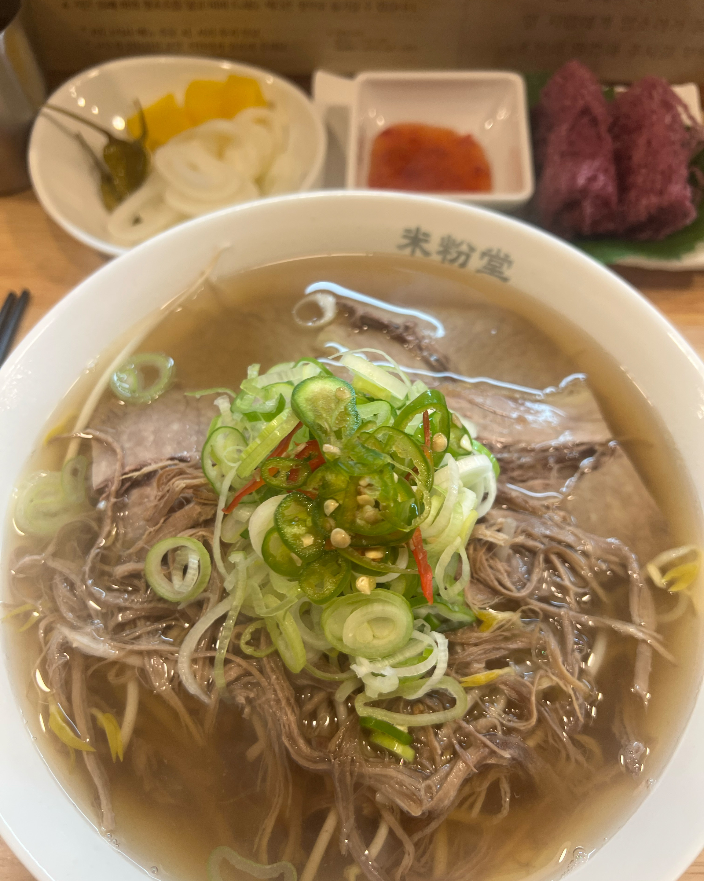 인상깊은 식당이라 리뷰 남깁니다. 일단 사장님이 너무 친절하세요! 매장도 깔끔하고 쌀국수도