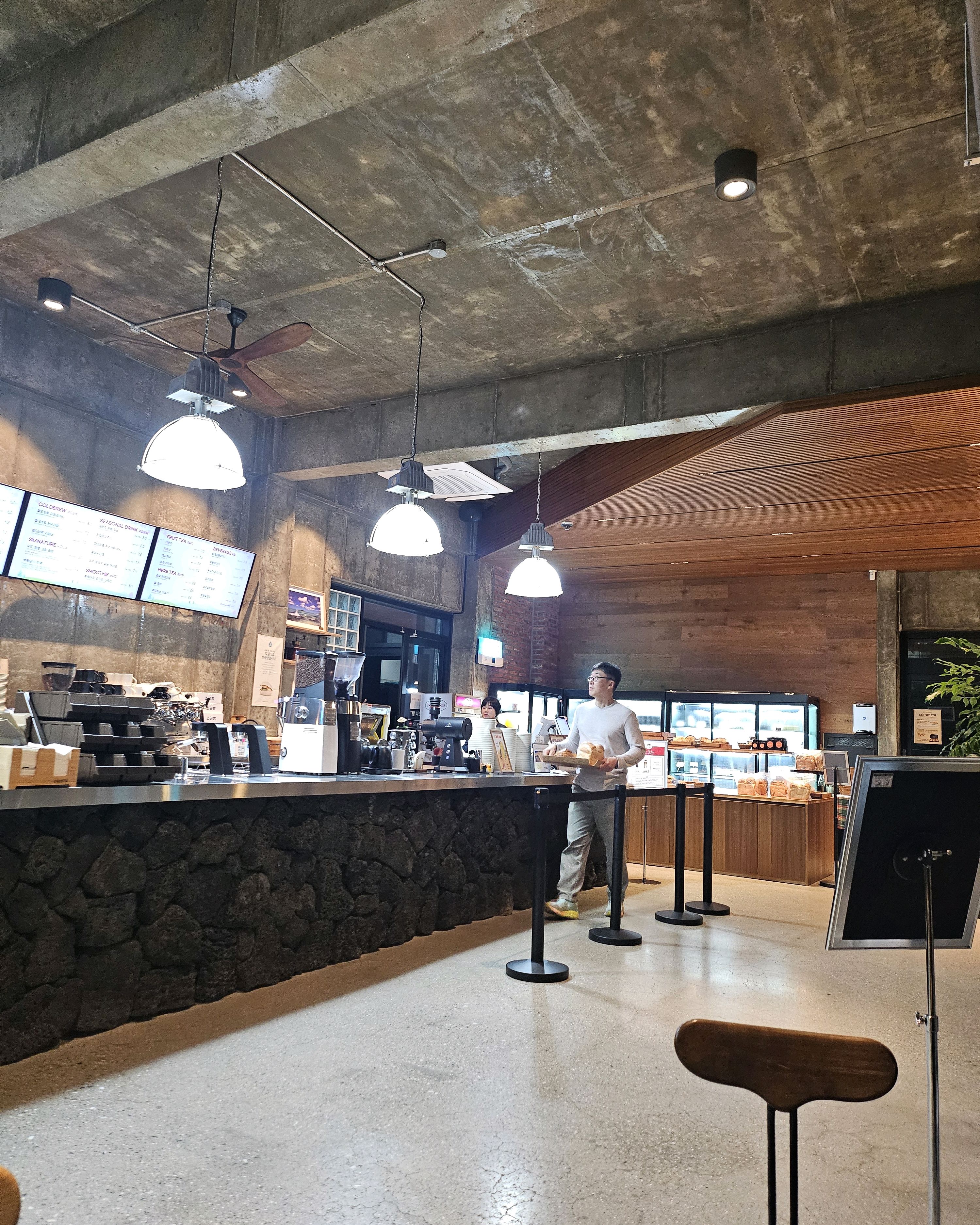 음료도 맛있고 넓고 좋아요 - 대전 맛집 더노은로