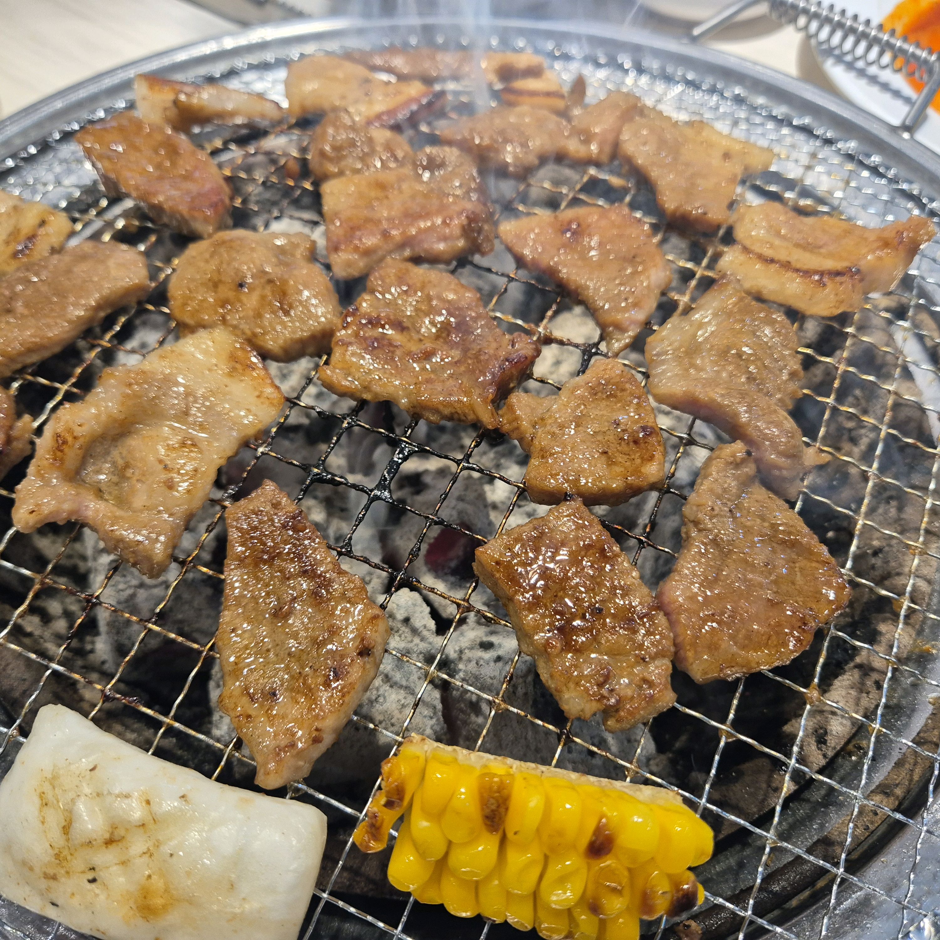 고기 너무 맛있게 먹었어요 뷔페식으로 떡볶이,잡채, 튀김, 밥까지 배부르게 먹었네요 - 구월동 맛집 명륜진사갈비 인천구월아시아드점