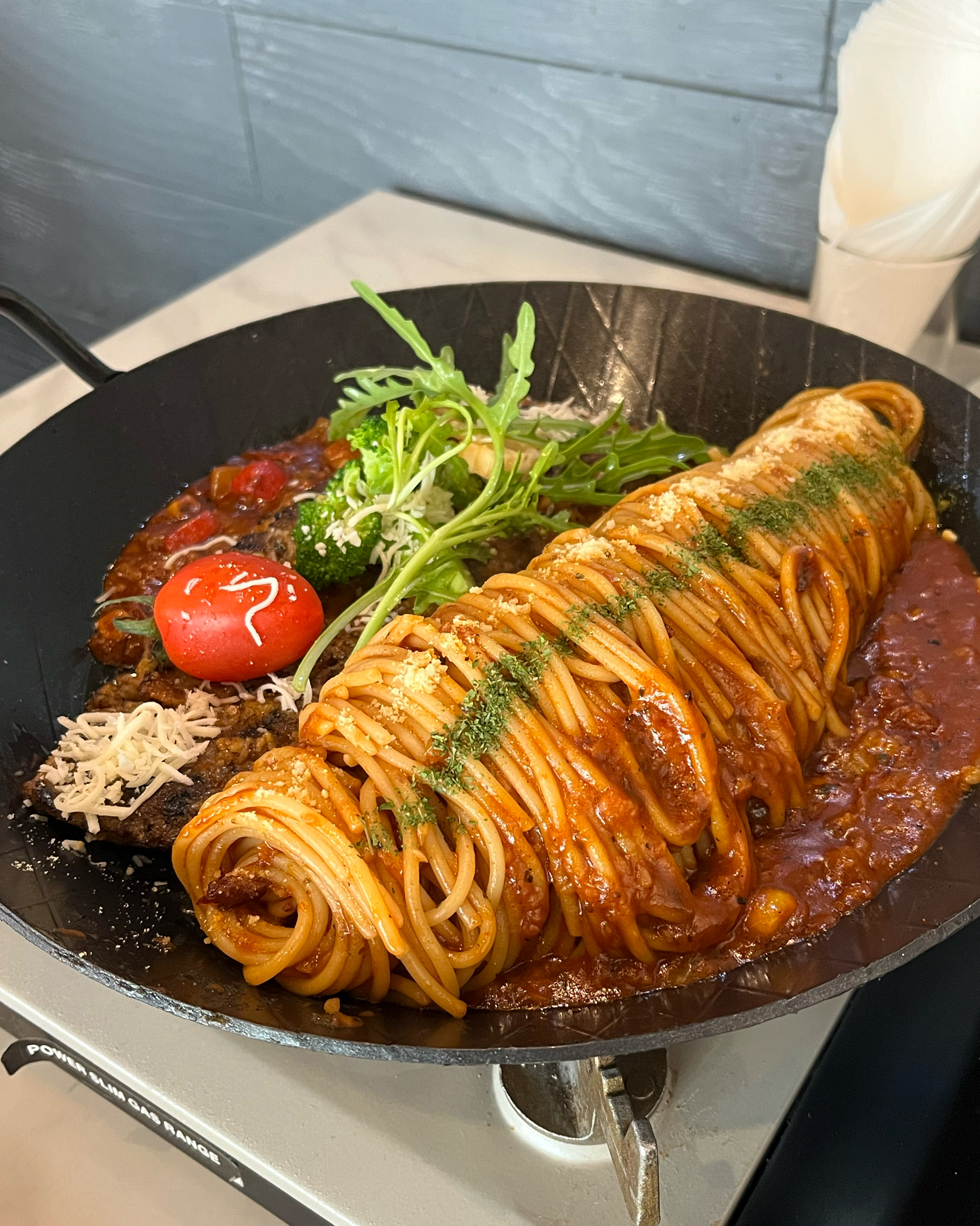 갈비파스타라는 신기한 메뉴가 있어요! 매콤해서 맛있습니다!! 망원동에 놀러온다면 먹는걸 추